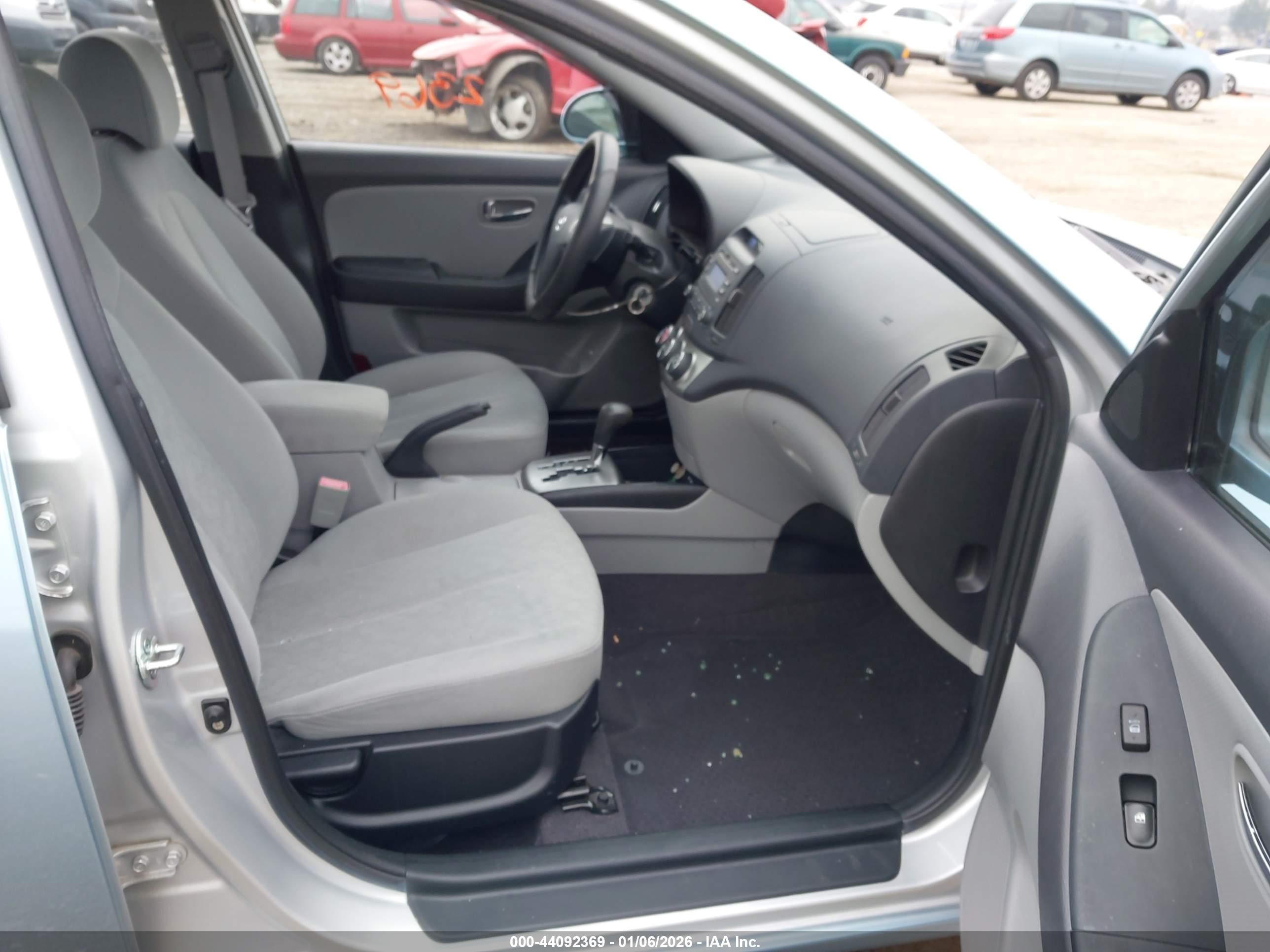 HYUNDAI ELANTRA image 5