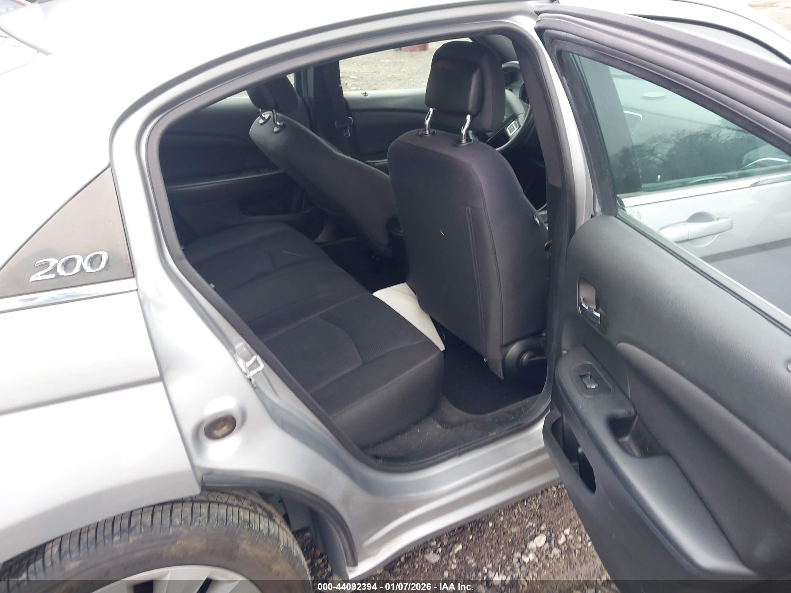 CHRYSLER 200 image 8
