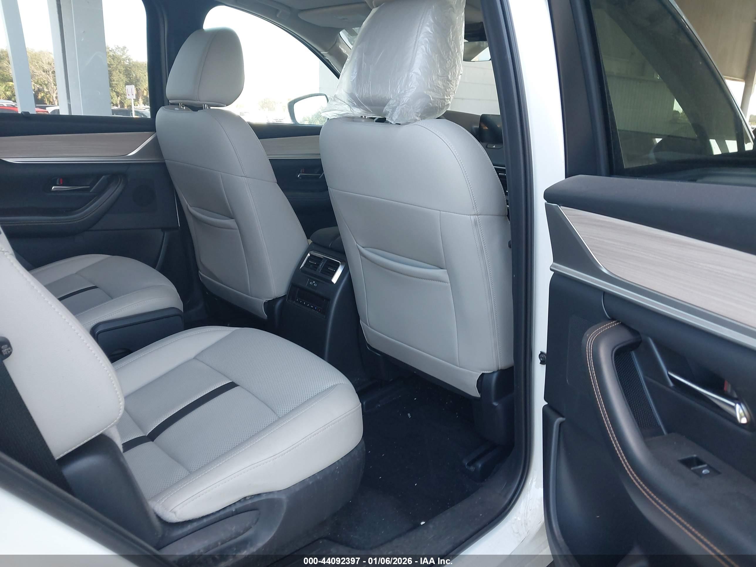 MAZDA CX-90 image 8