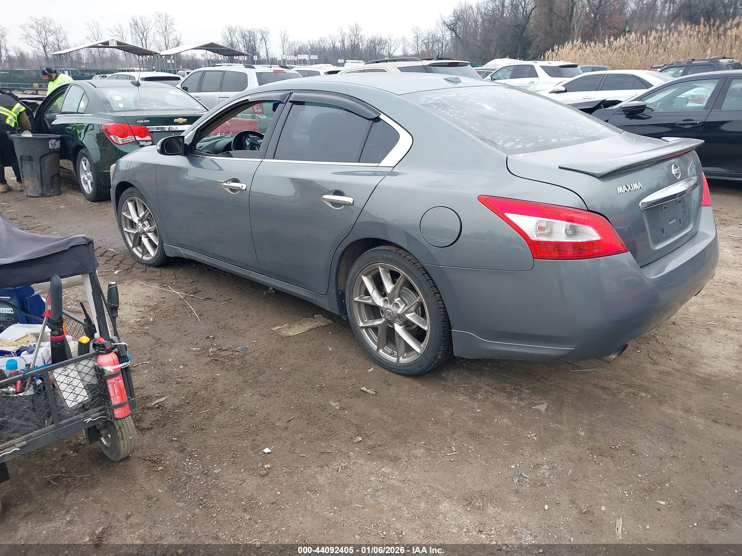 NISSAN MAXIMA image 3