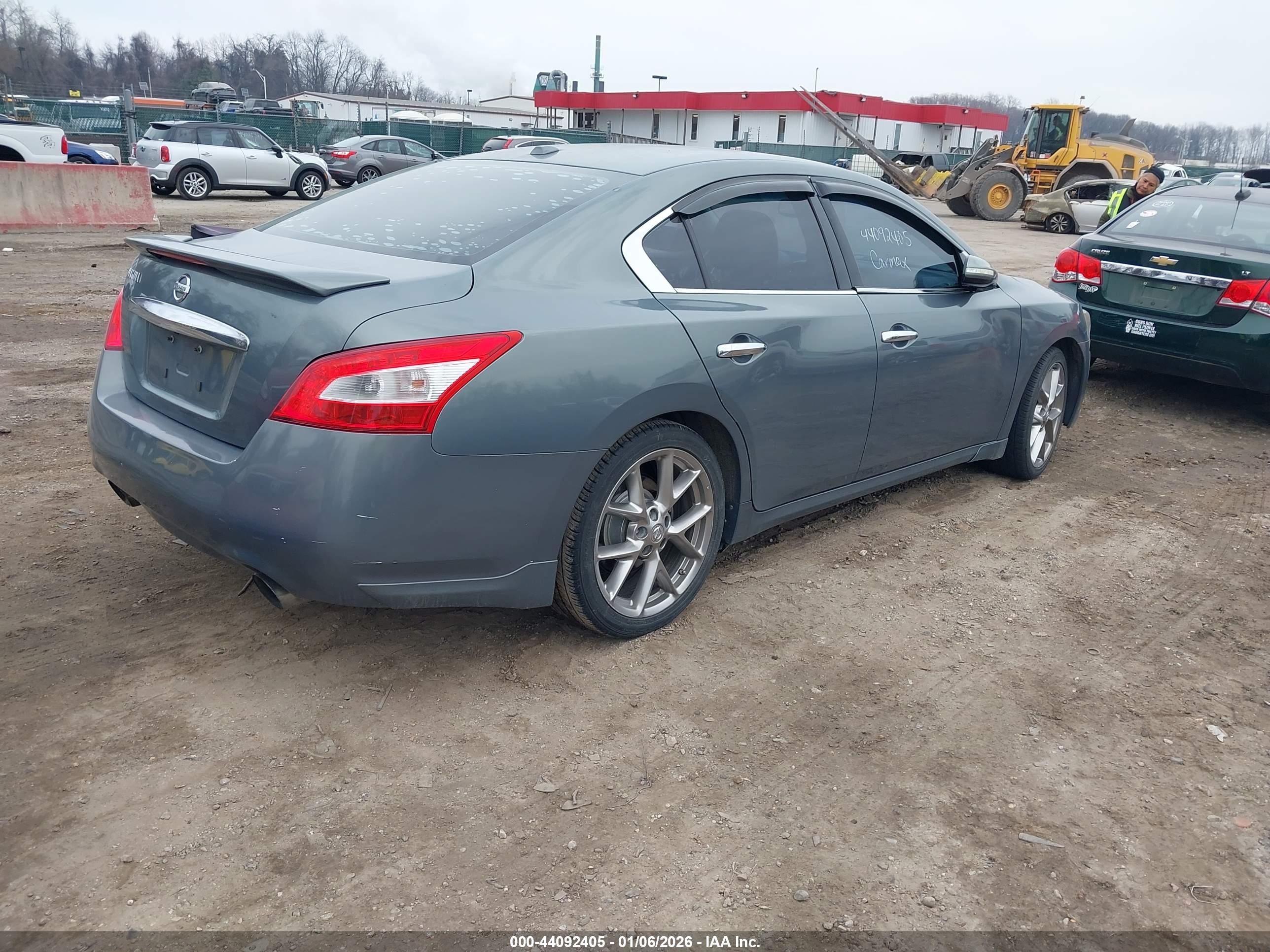 NISSAN MAXIMA image 4