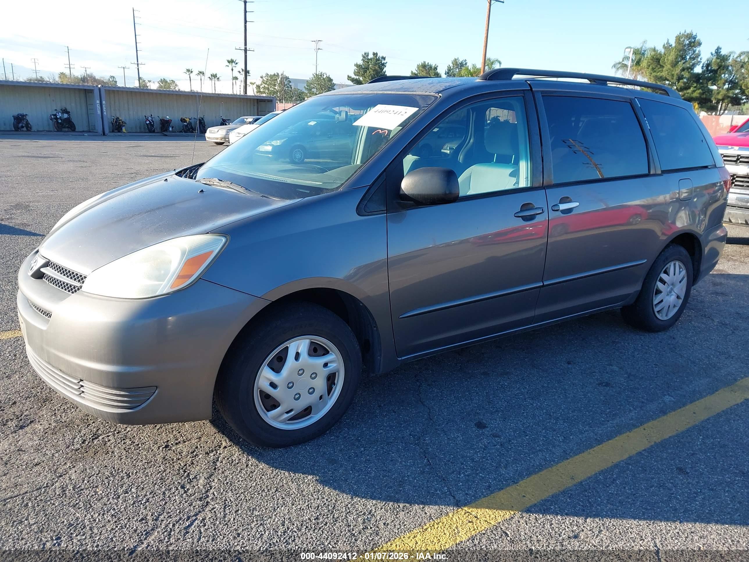 TOYOTA SIENNA image 2