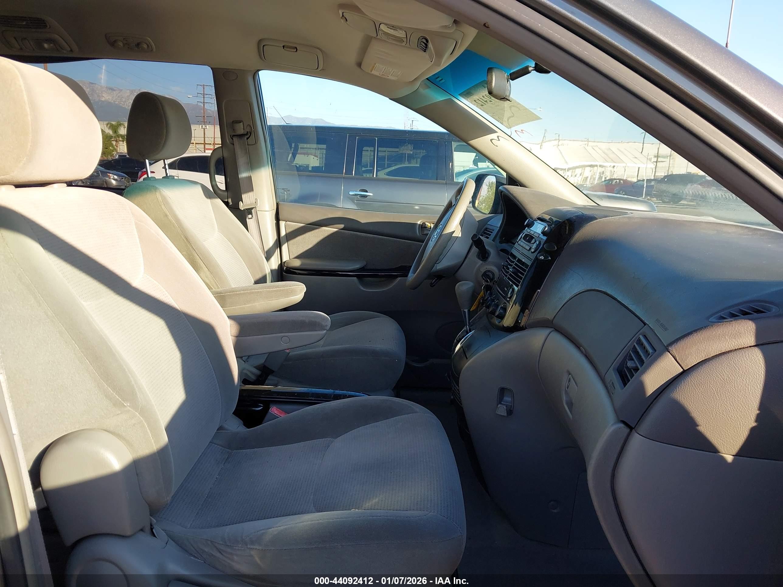 TOYOTA SIENNA image 5