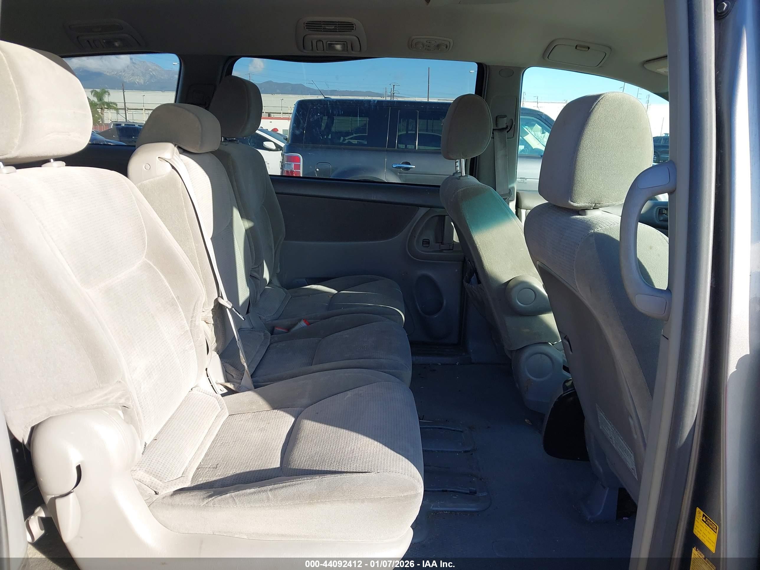 TOYOTA SIENNA image 8