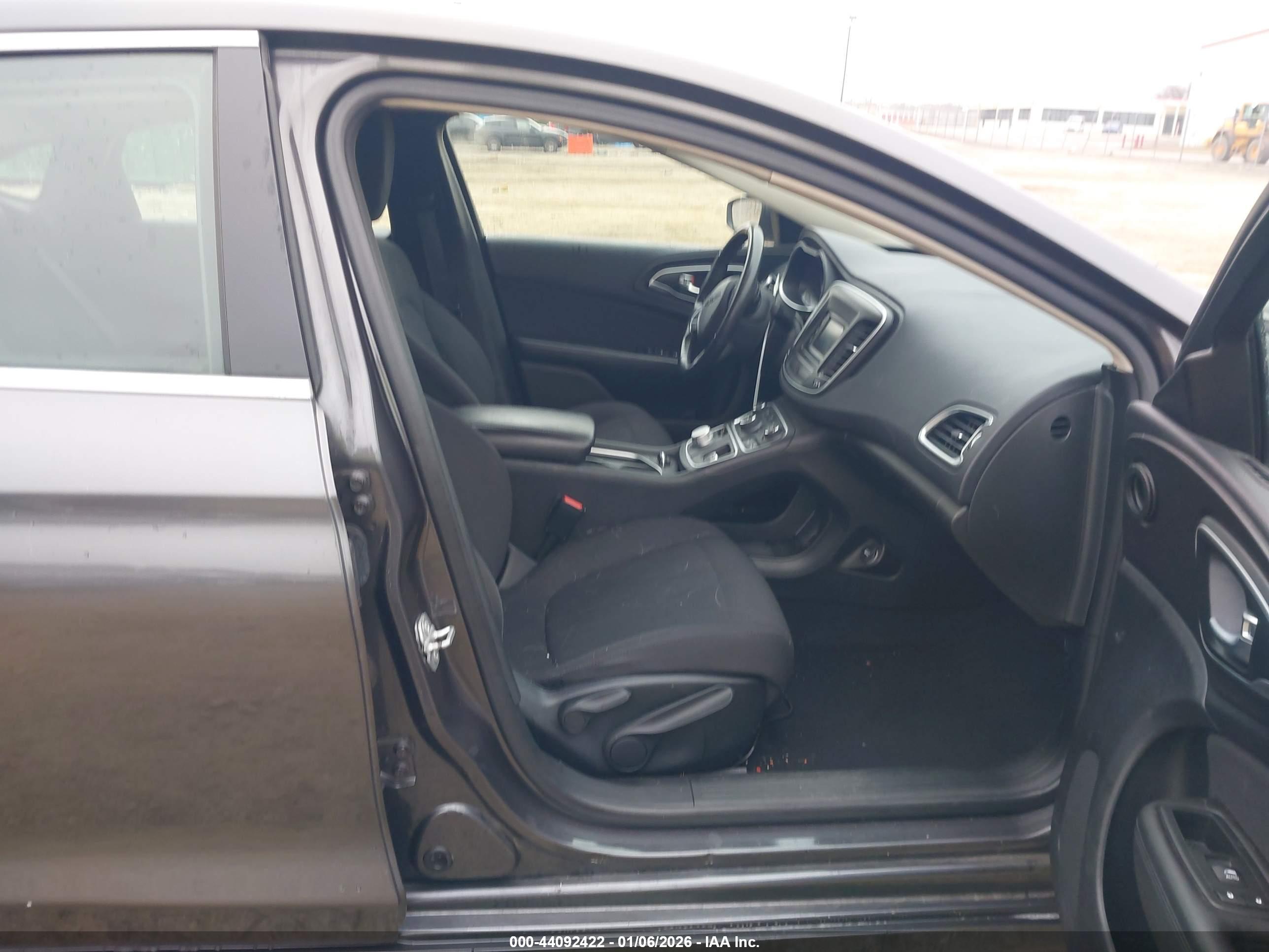 CHRYSLER 200 image 5