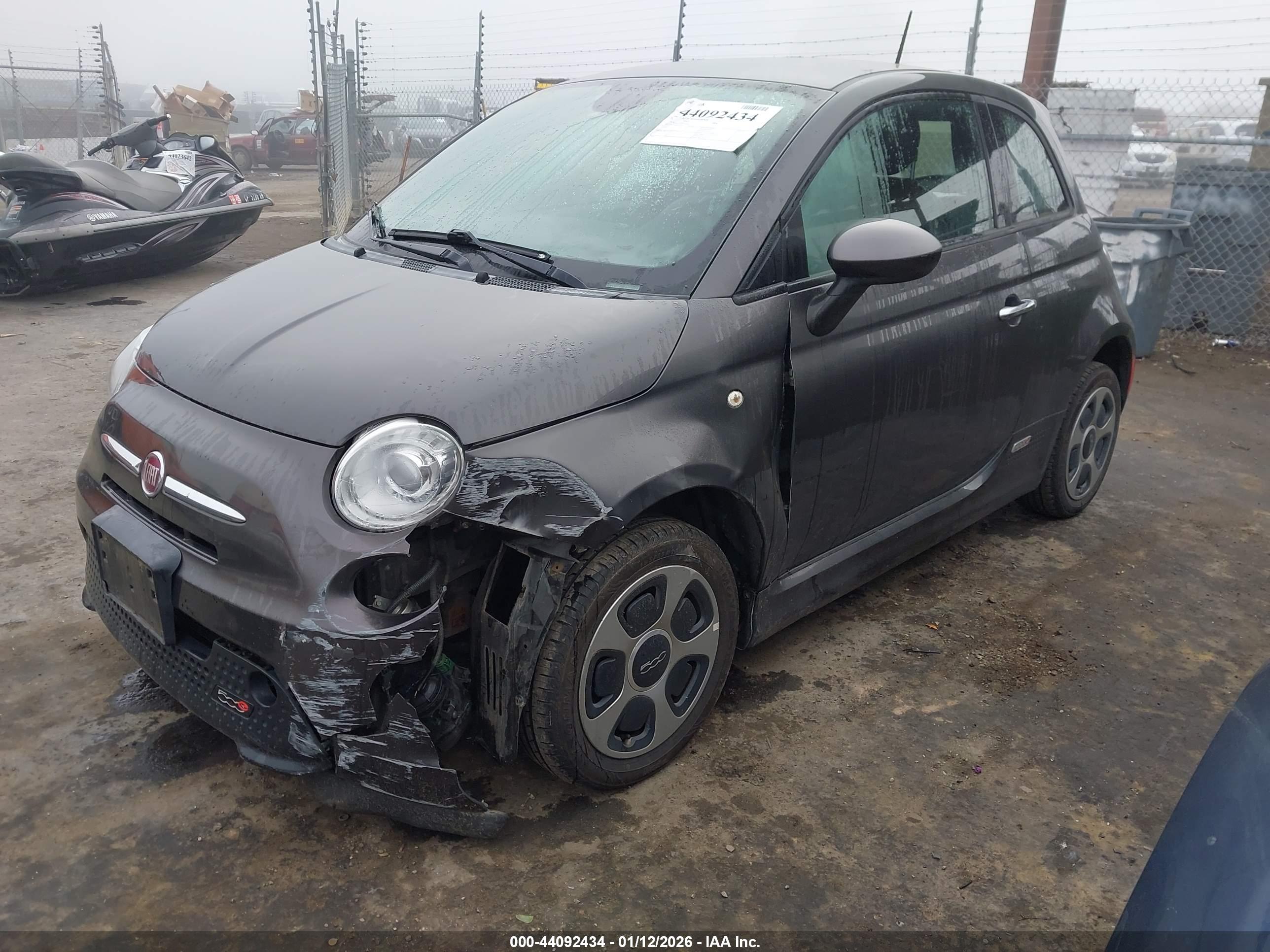FIAT 500E image 2