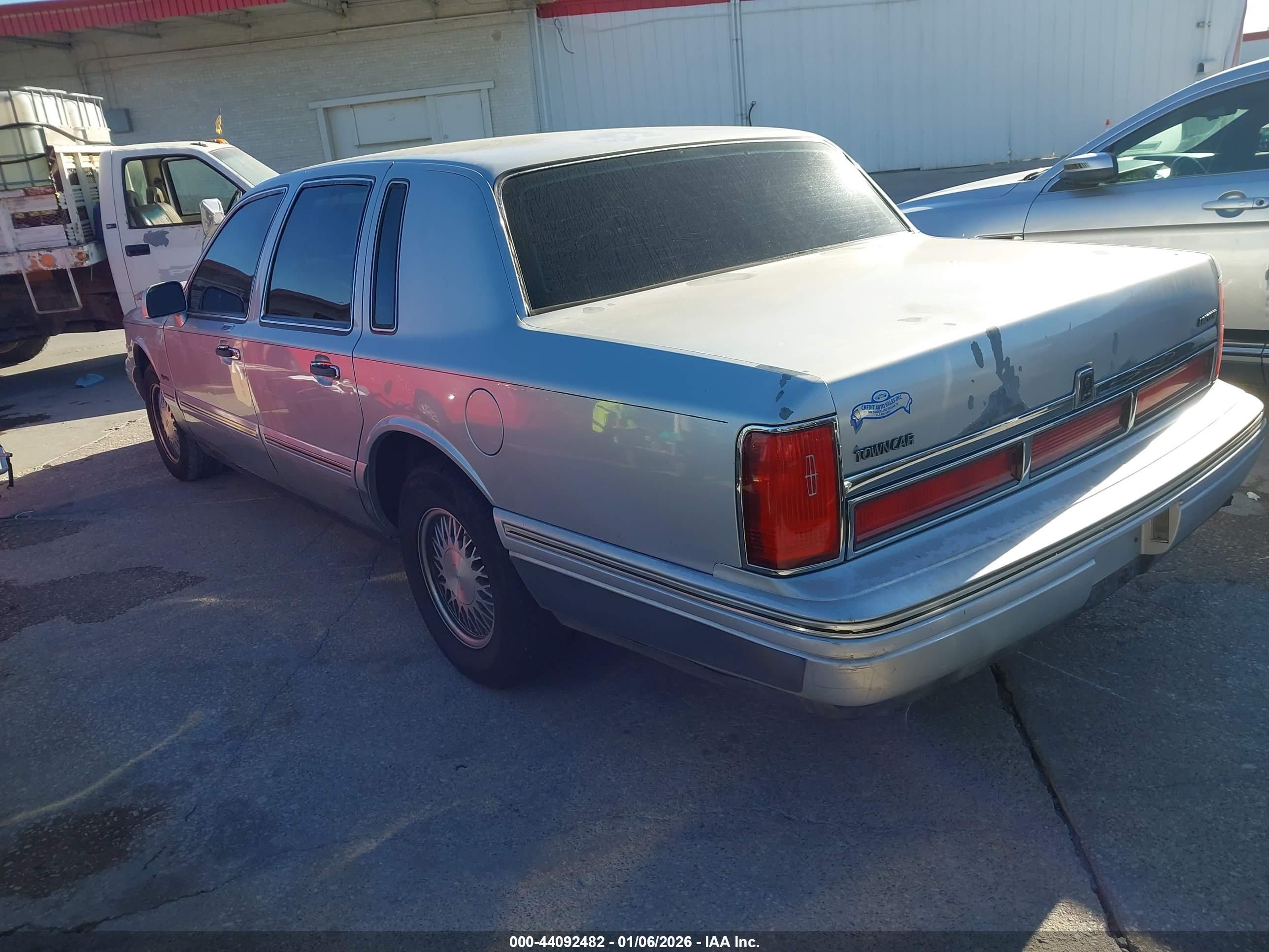 LINCOLN TOWN image 3