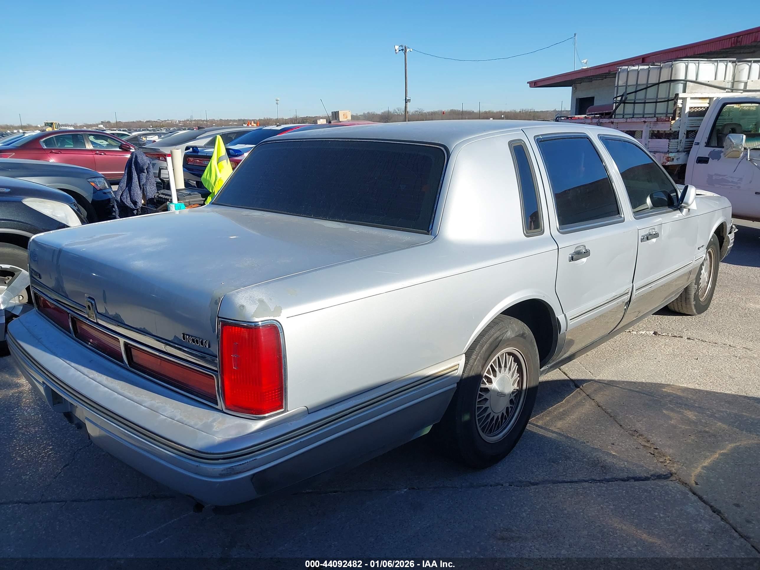 LINCOLN TOWN image 4