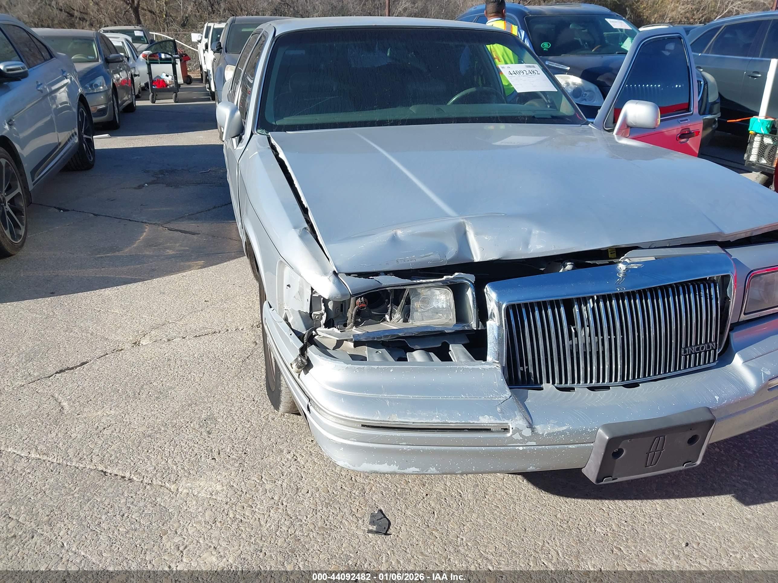 LINCOLN TOWN image 6