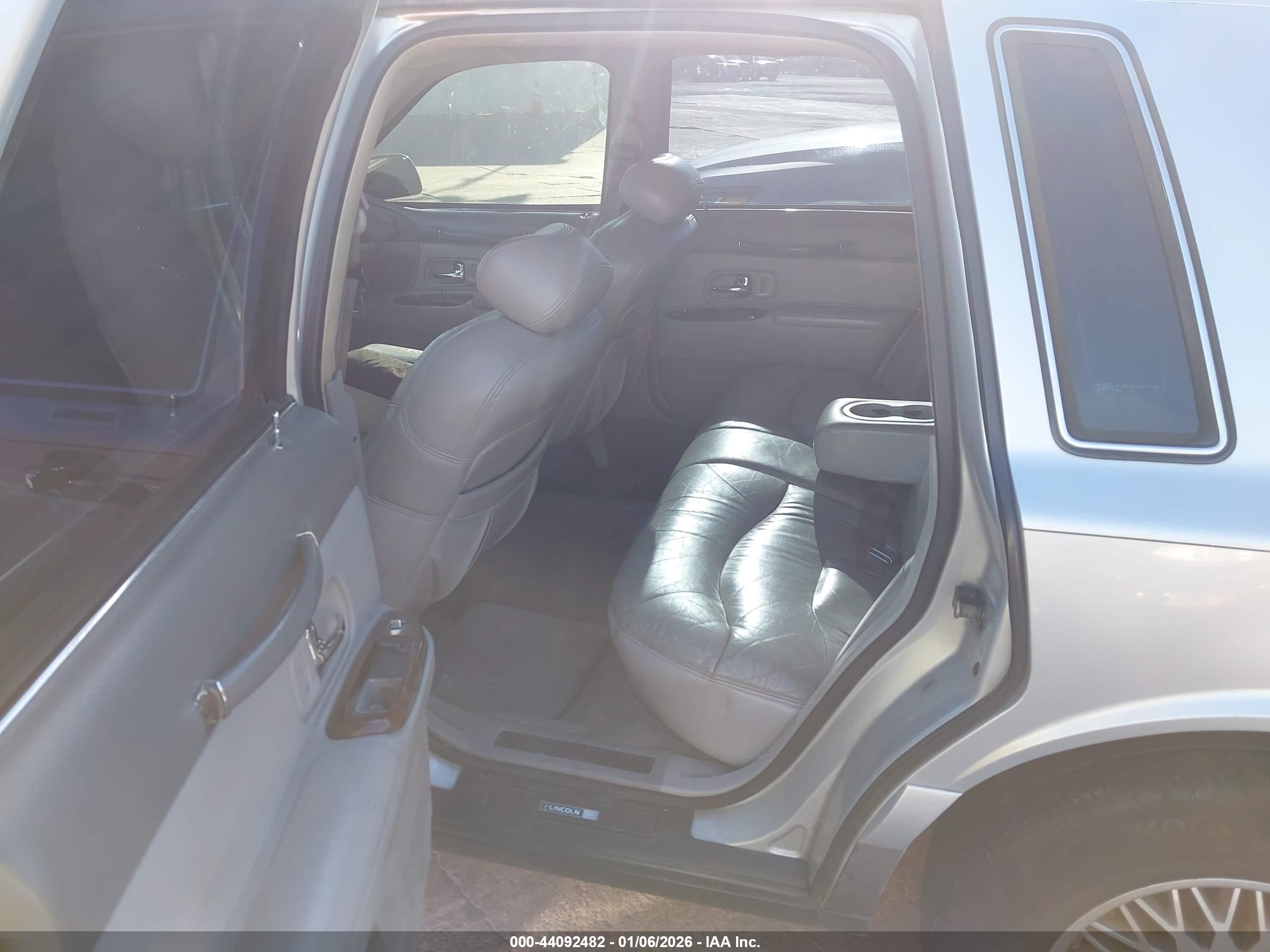 LINCOLN TOWN image 8