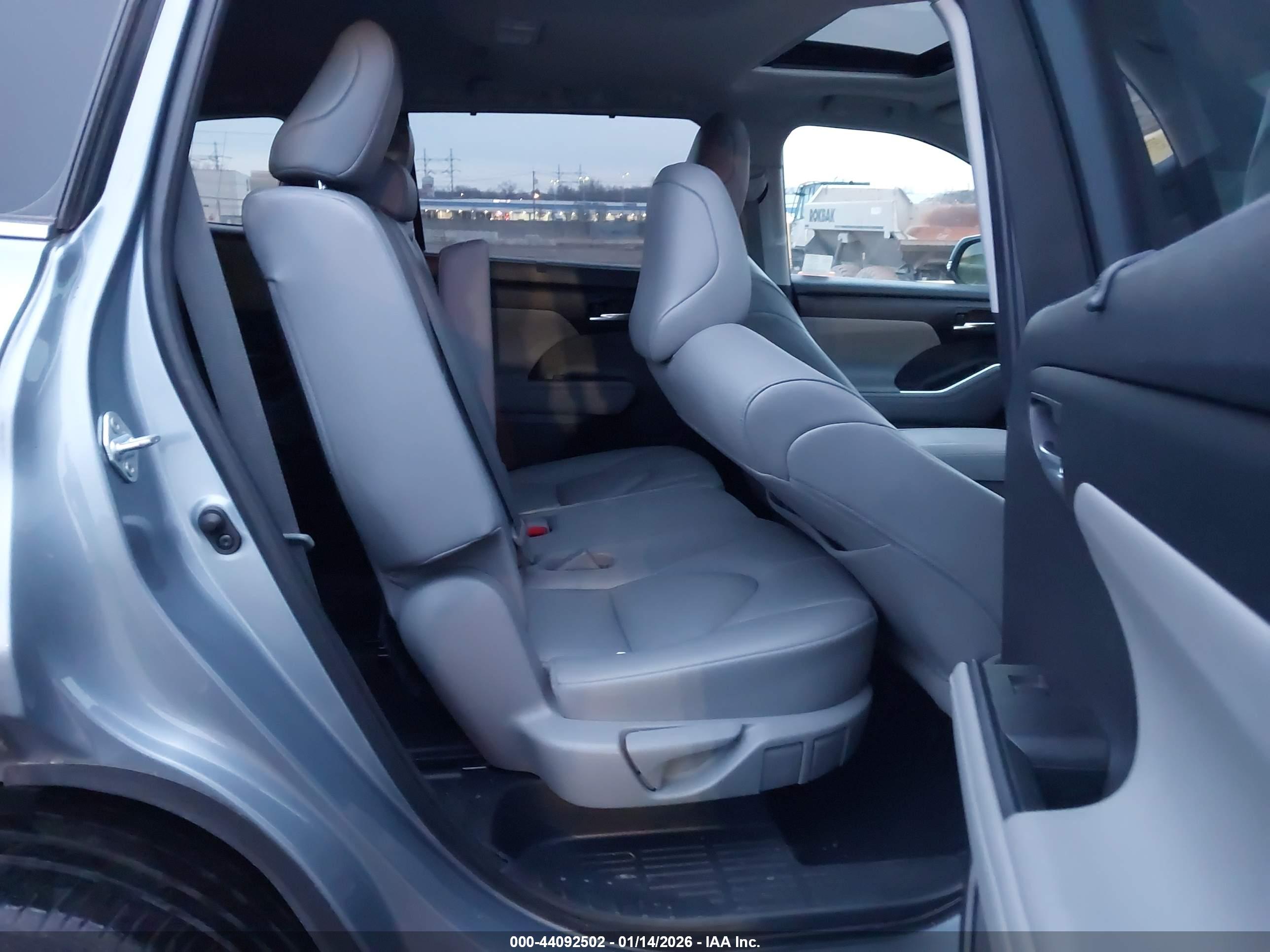 TOYOTA HIGHLANDER image 8