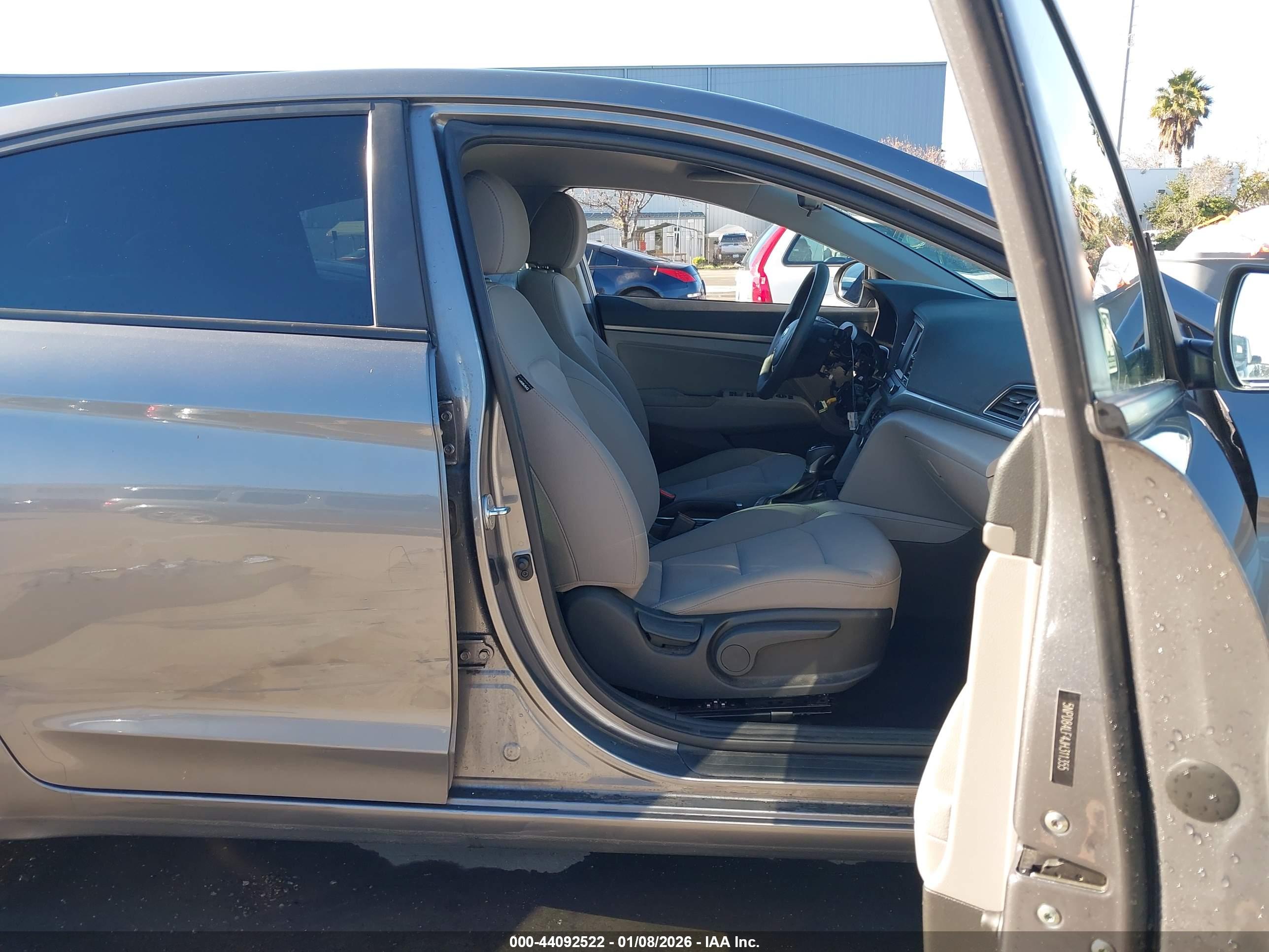 HYUNDAI ELANTRA image 5