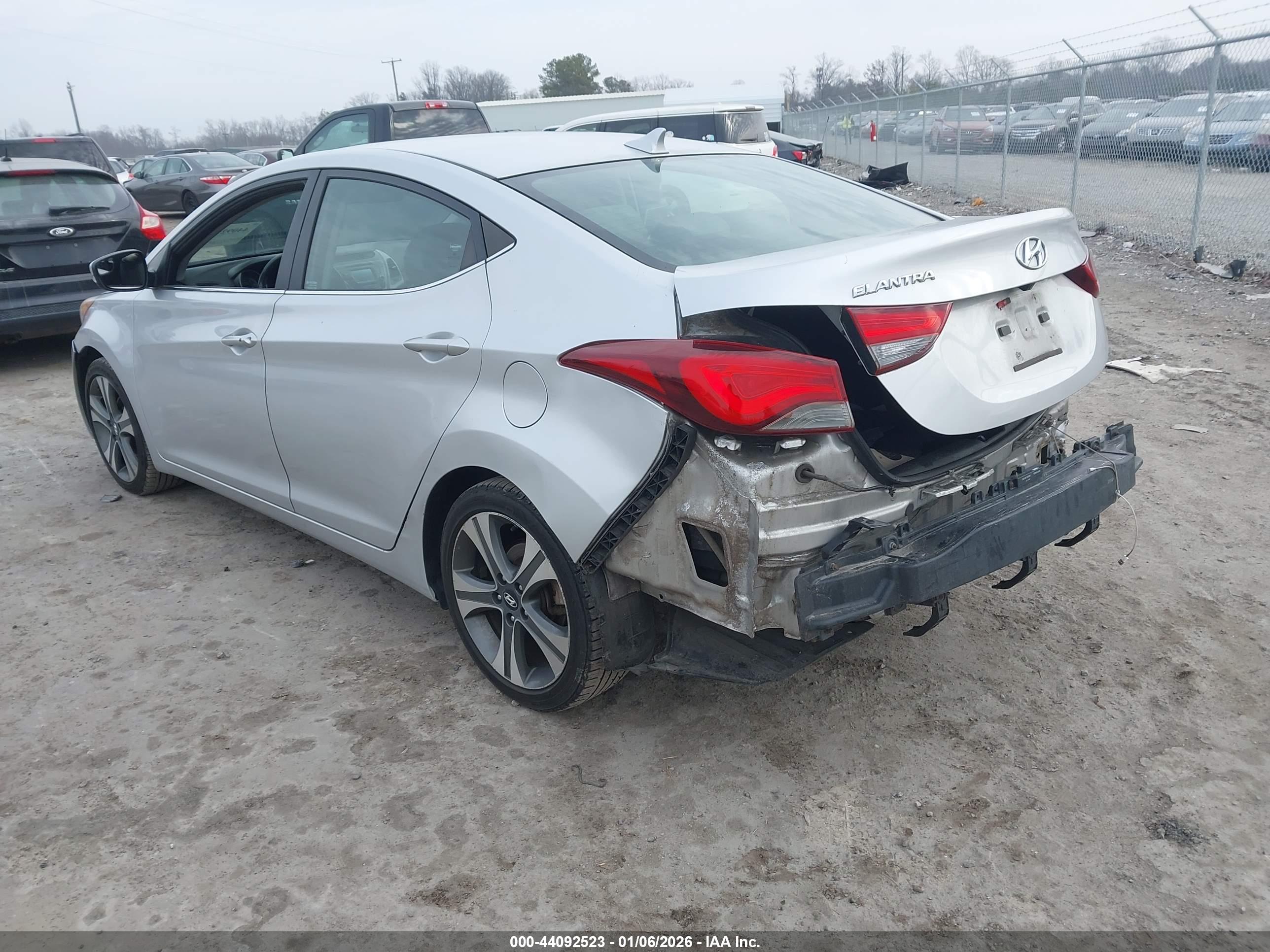 HYUNDAI ELANTRA image 3