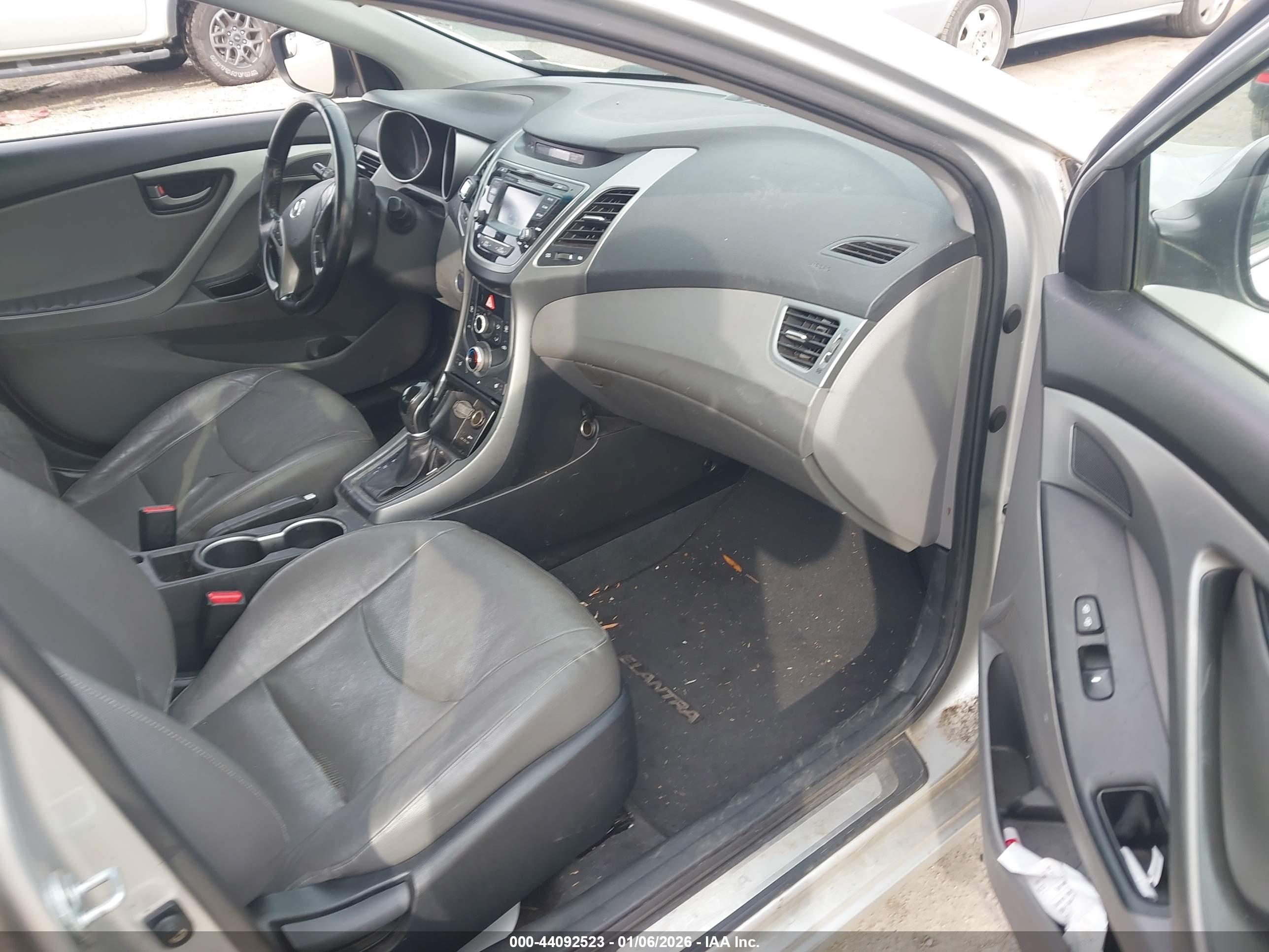 HYUNDAI ELANTRA image 5