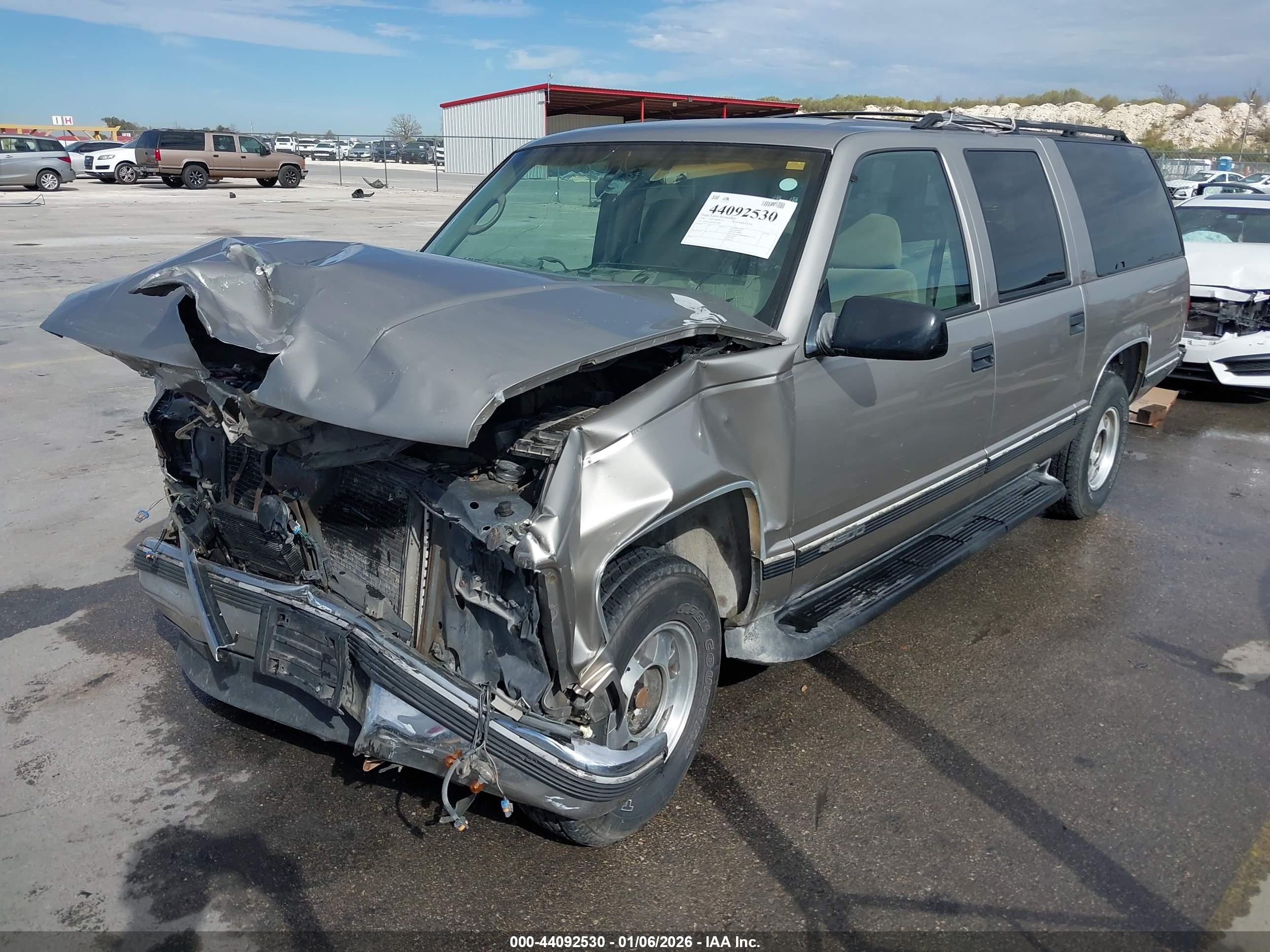 CHEVROLET SUBURBAN image 2