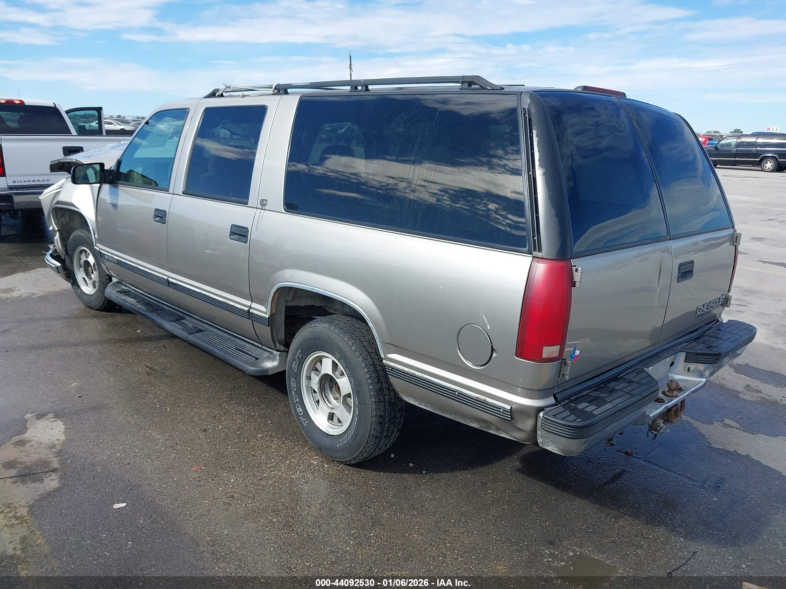 CHEVROLET SUBURBAN image 3