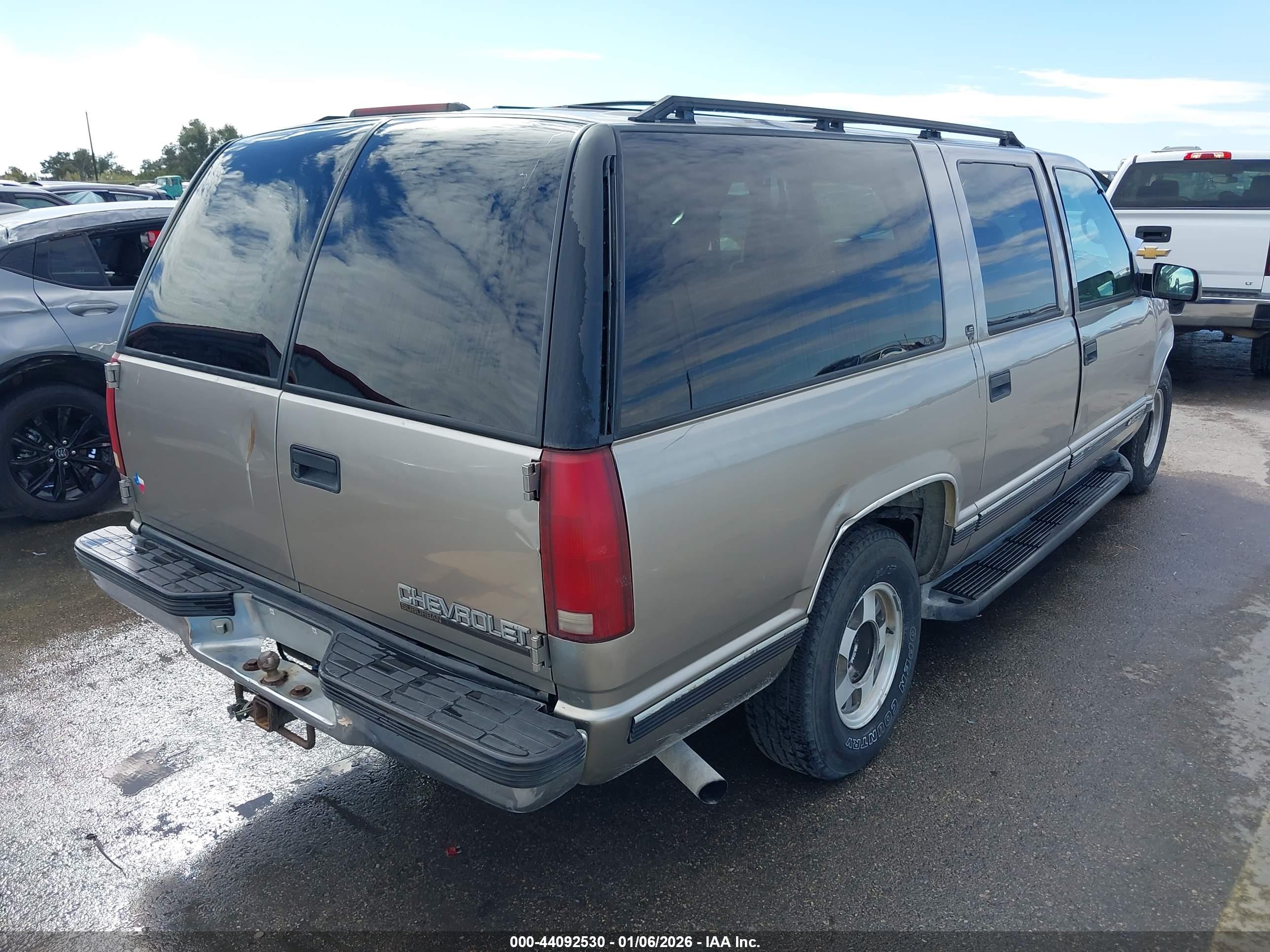 CHEVROLET SUBURBAN image 4