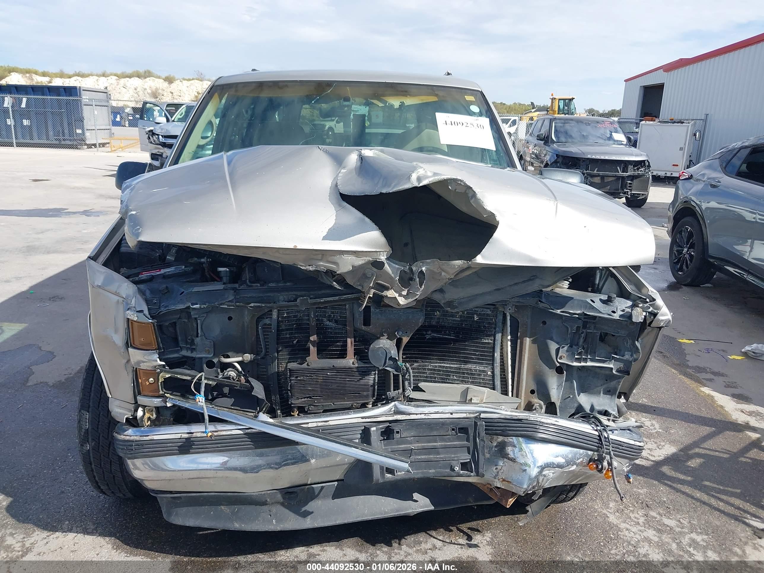 CHEVROLET SUBURBAN image 6