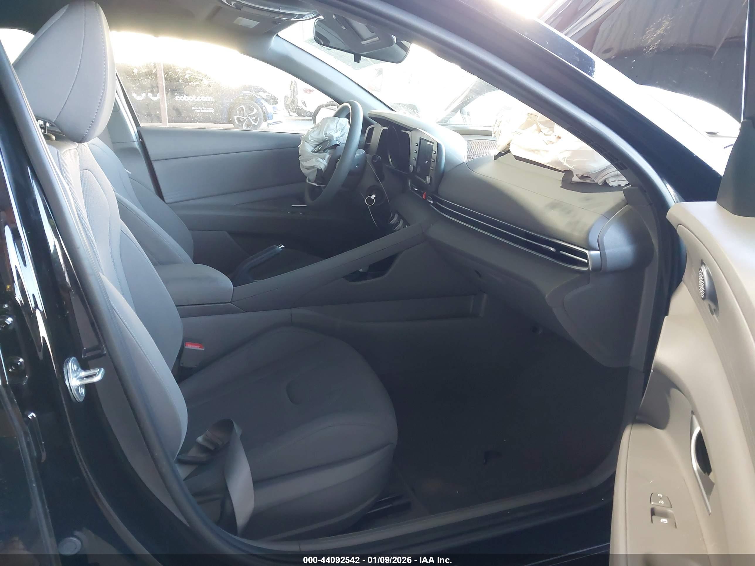 HYUNDAI ELANTRA image 5