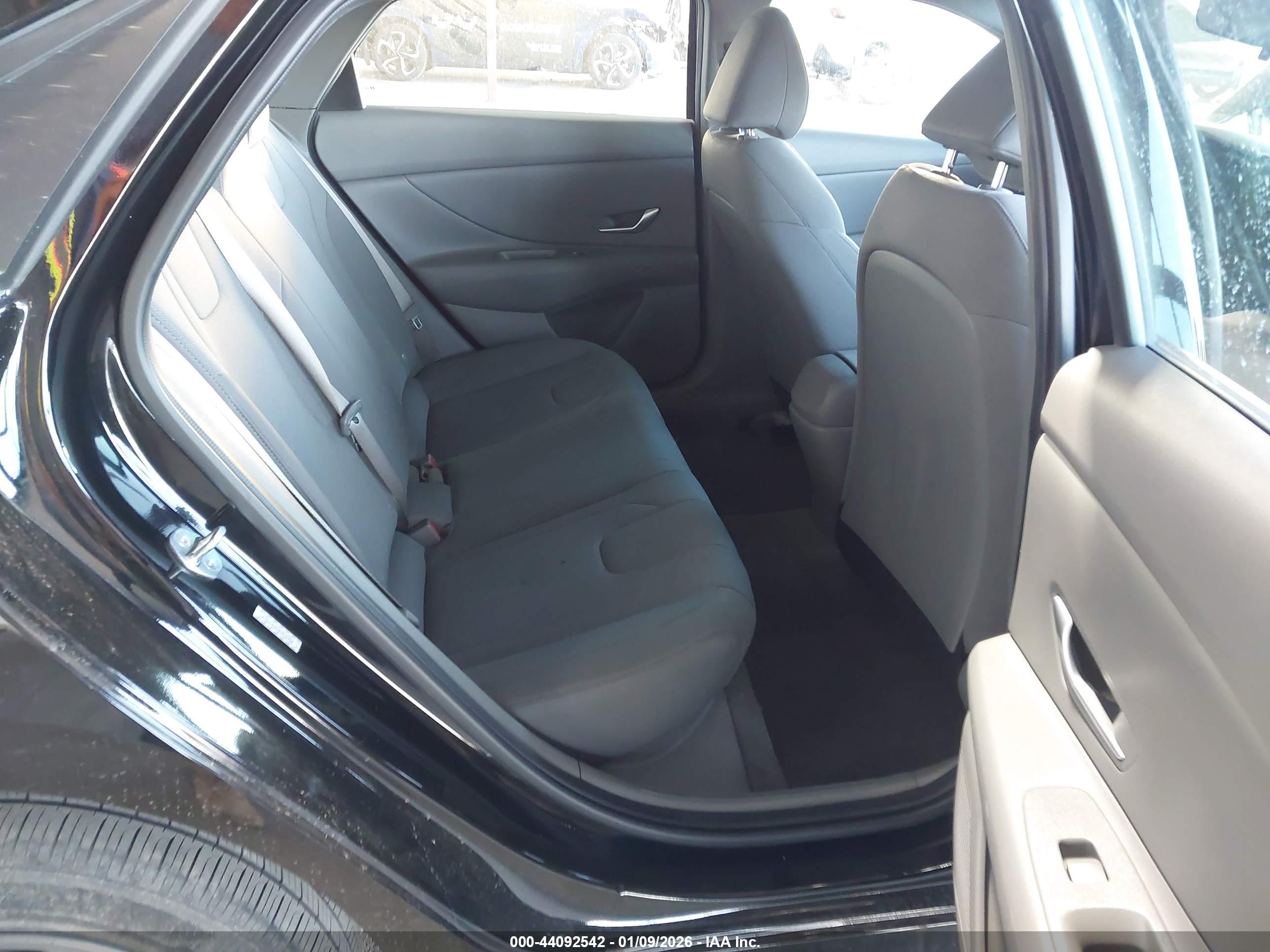 HYUNDAI ELANTRA image 8
