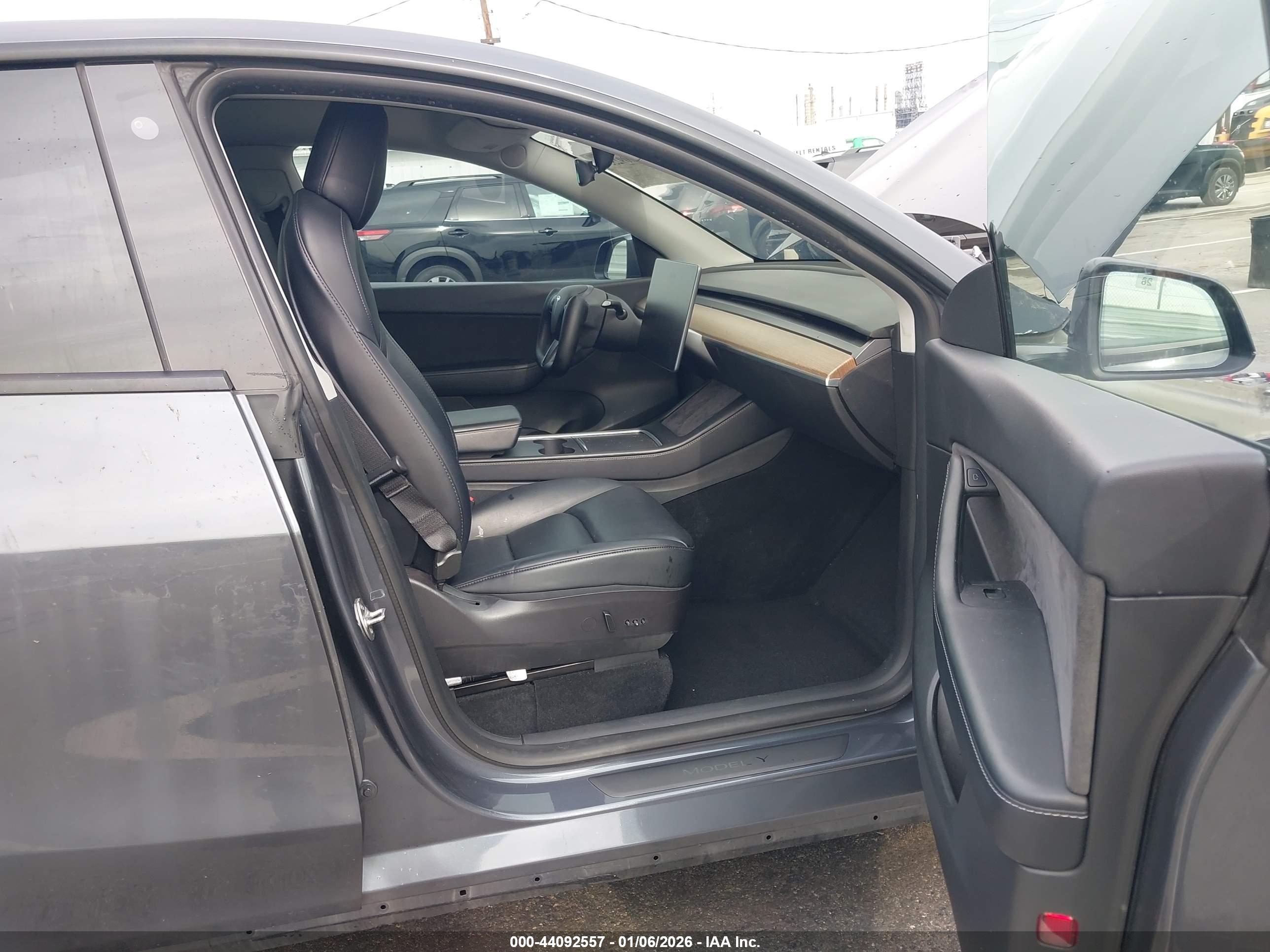 TESLA MODEL image 5