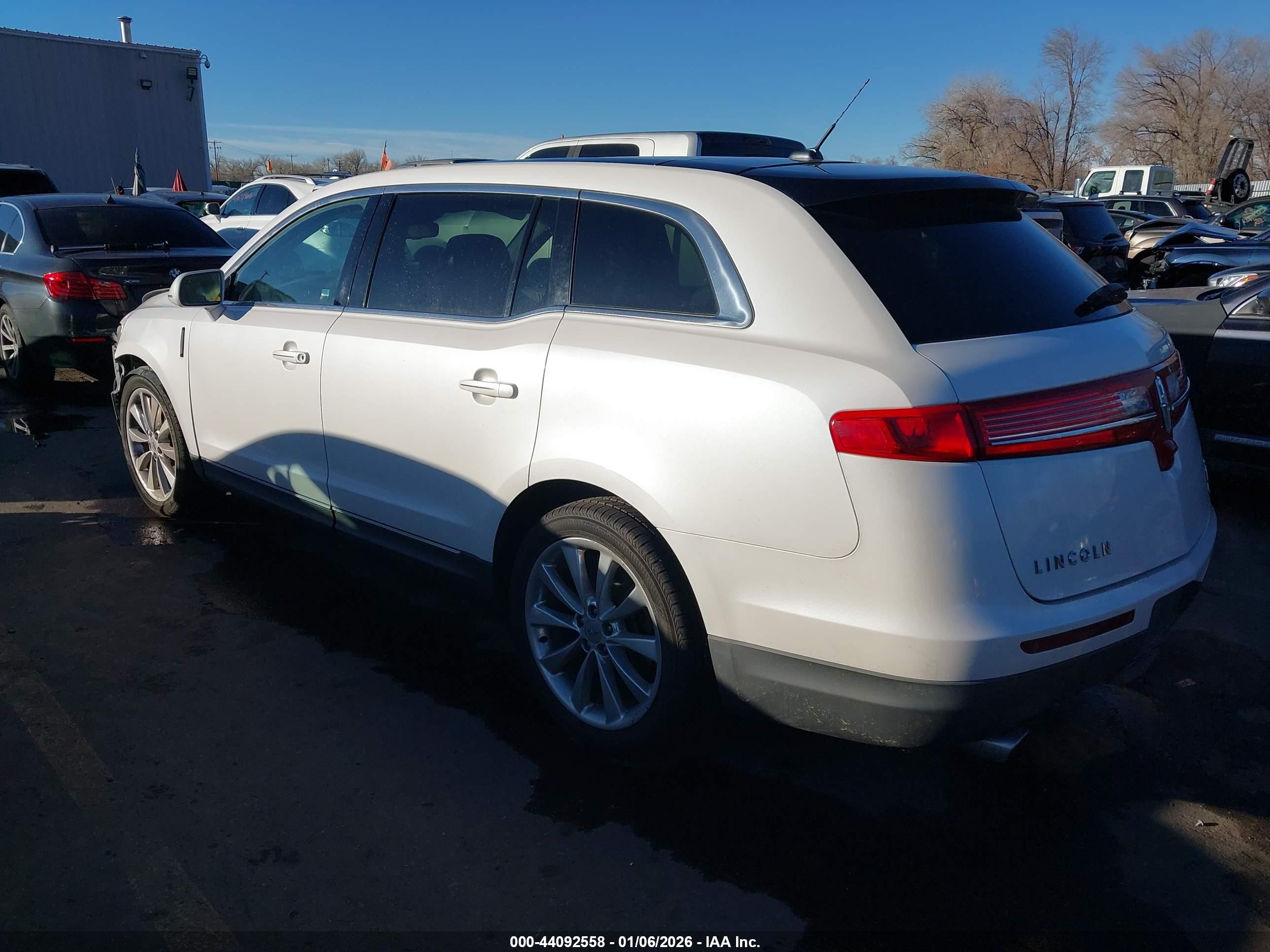 LINCOLN MKT image 3