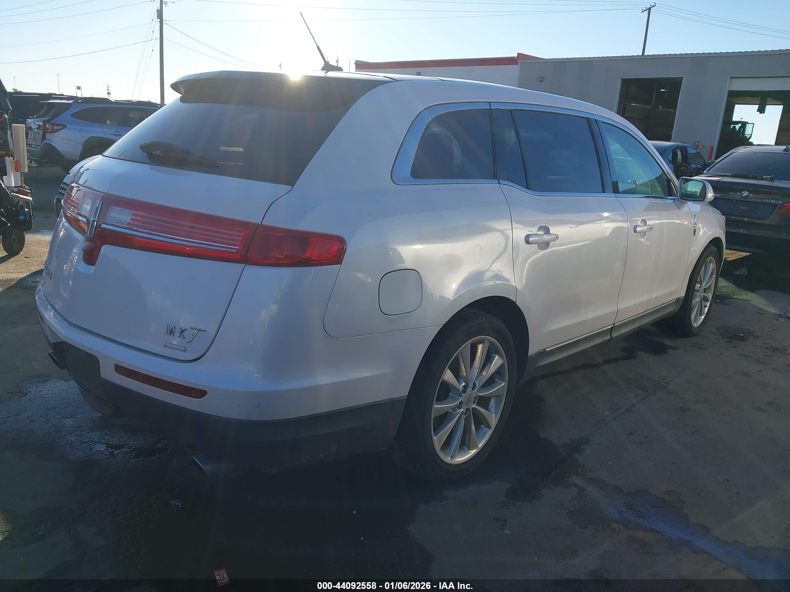 LINCOLN MKT image 4