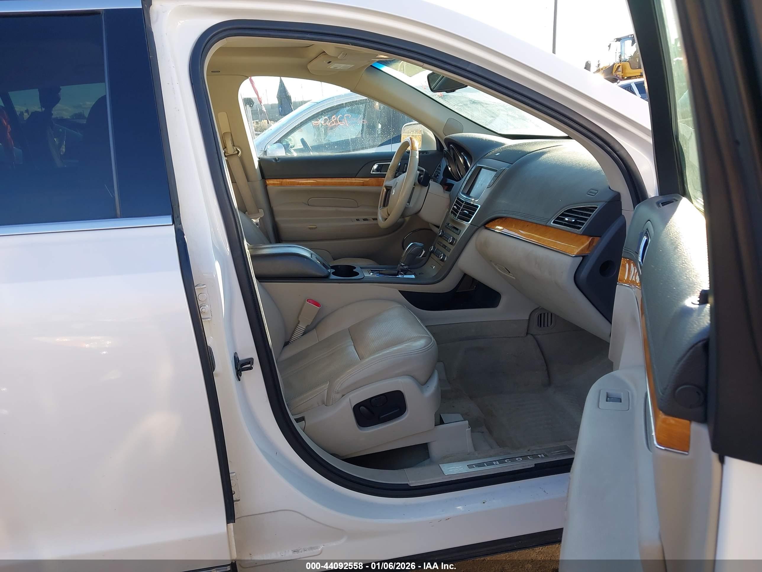 LINCOLN MKT image 5