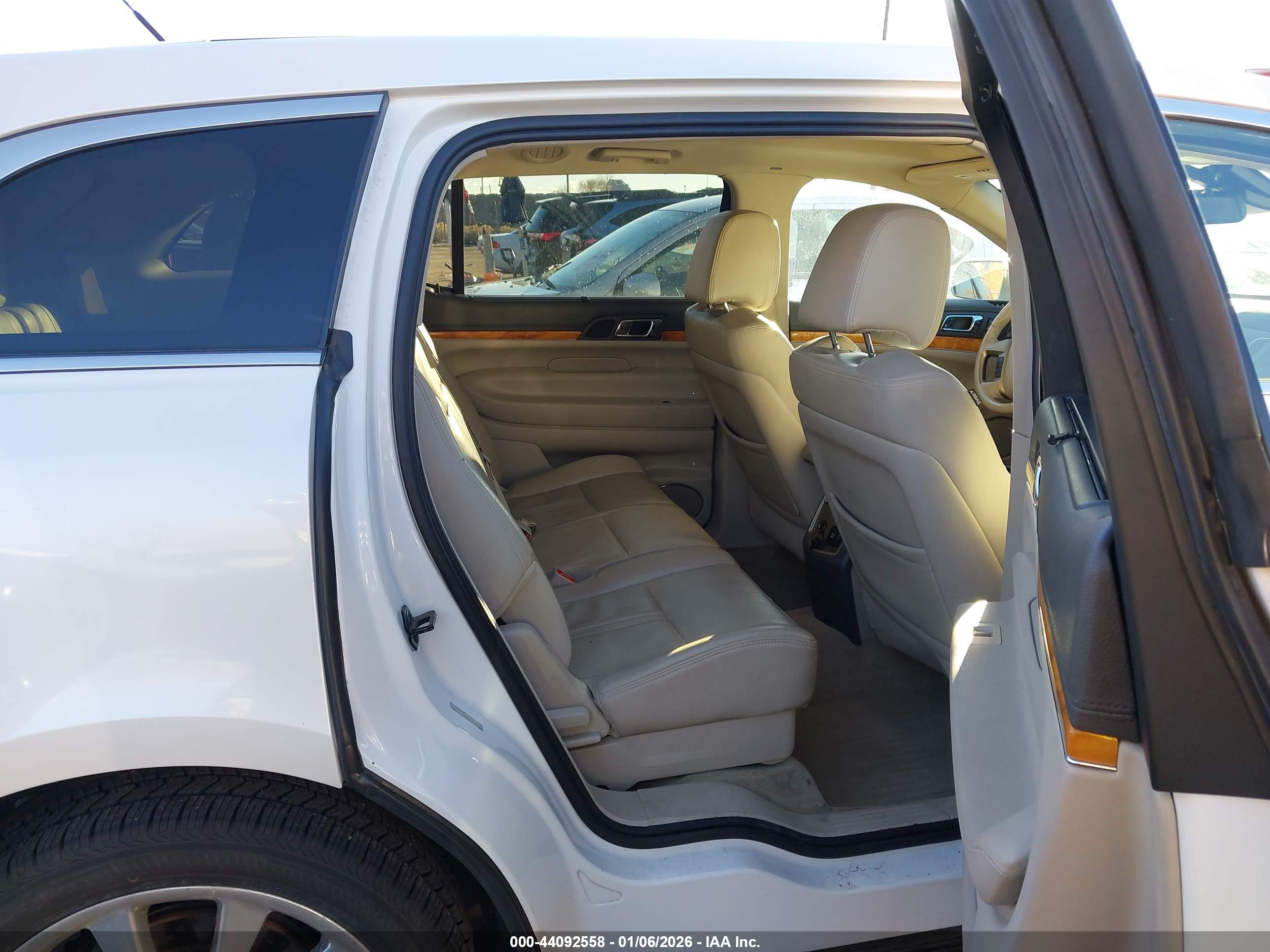 LINCOLN MKT image 8