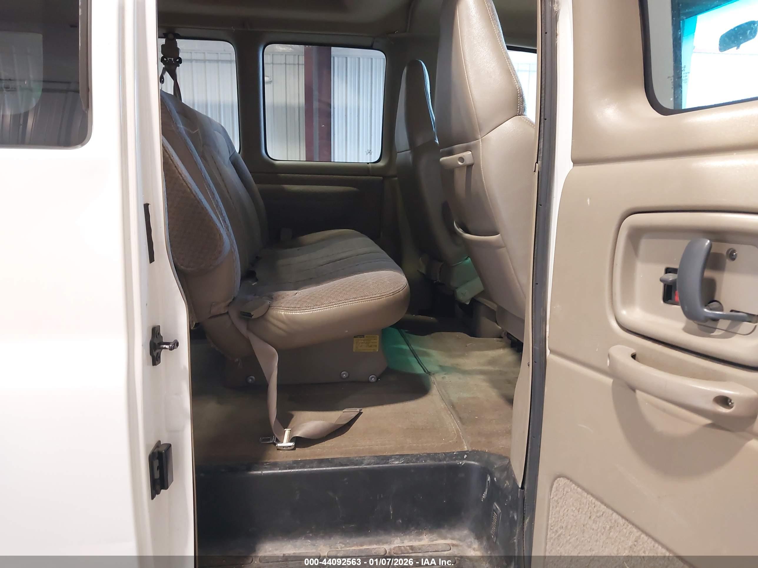 GMC SAVANA image 8