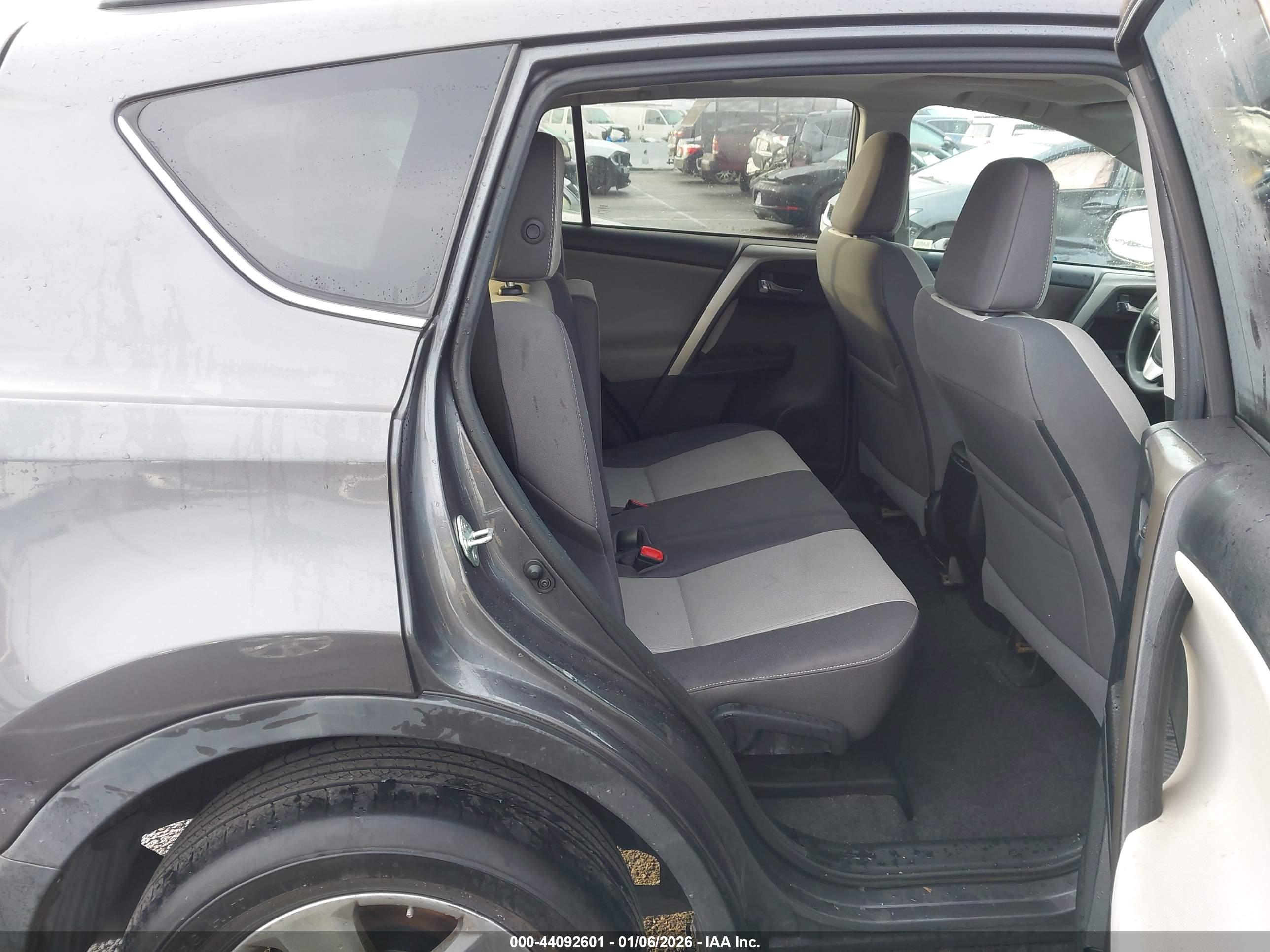 TOYOTA RAV4 image 8