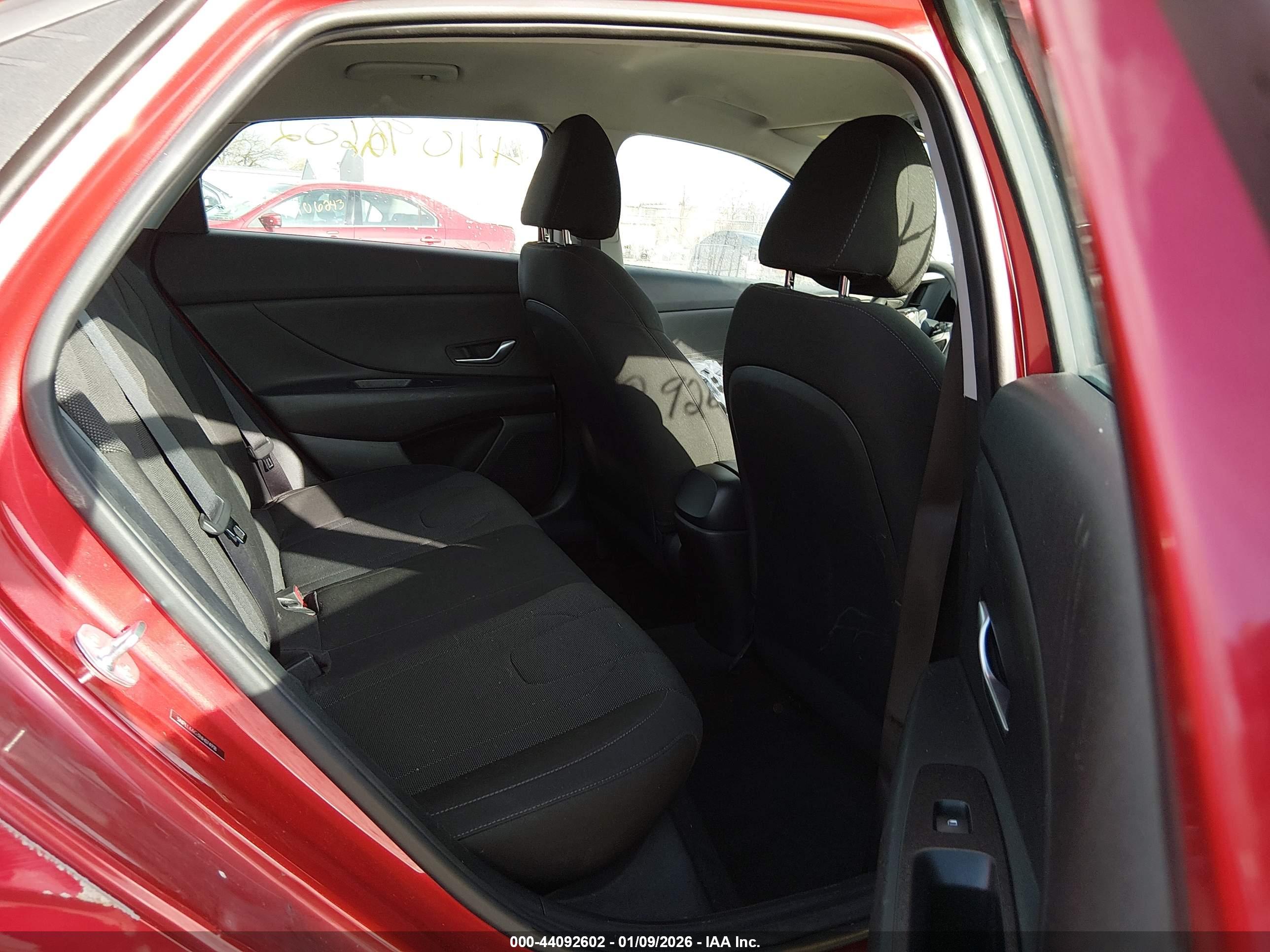 HYUNDAI ELANTRA image 8