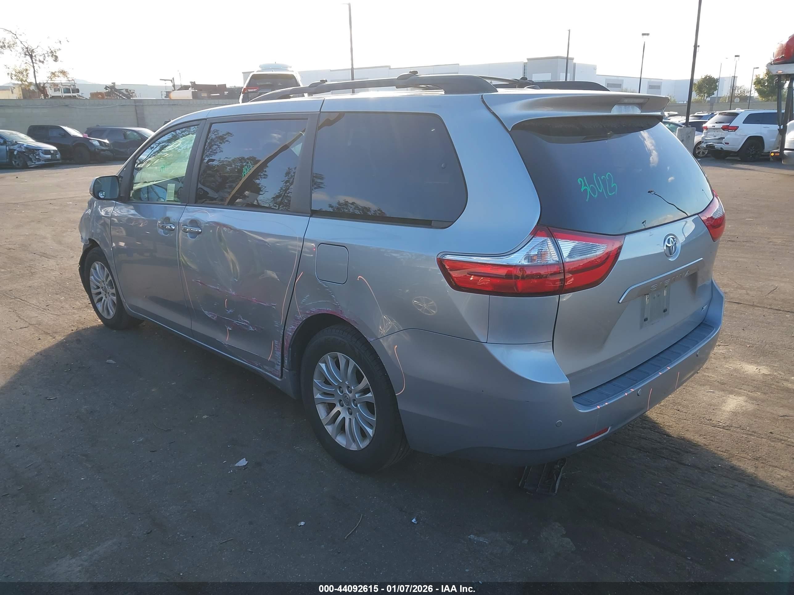 TOYOTA SIENNA image 3