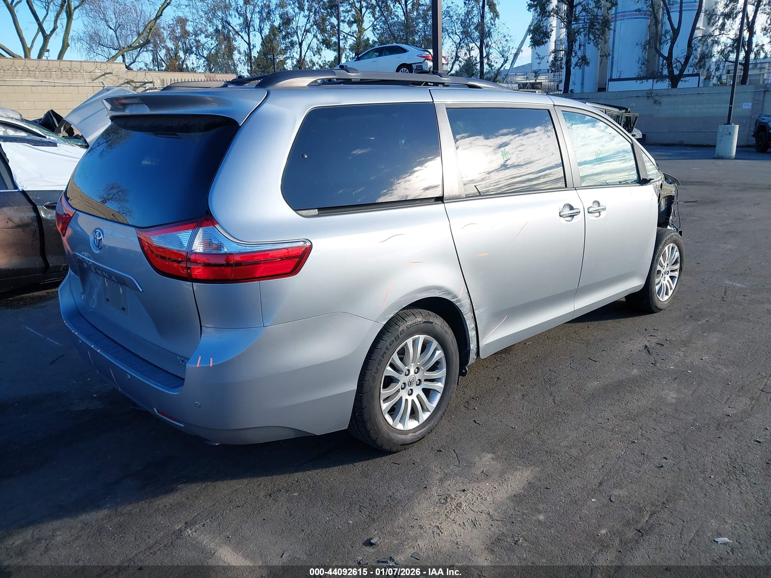 TOYOTA SIENNA image 4