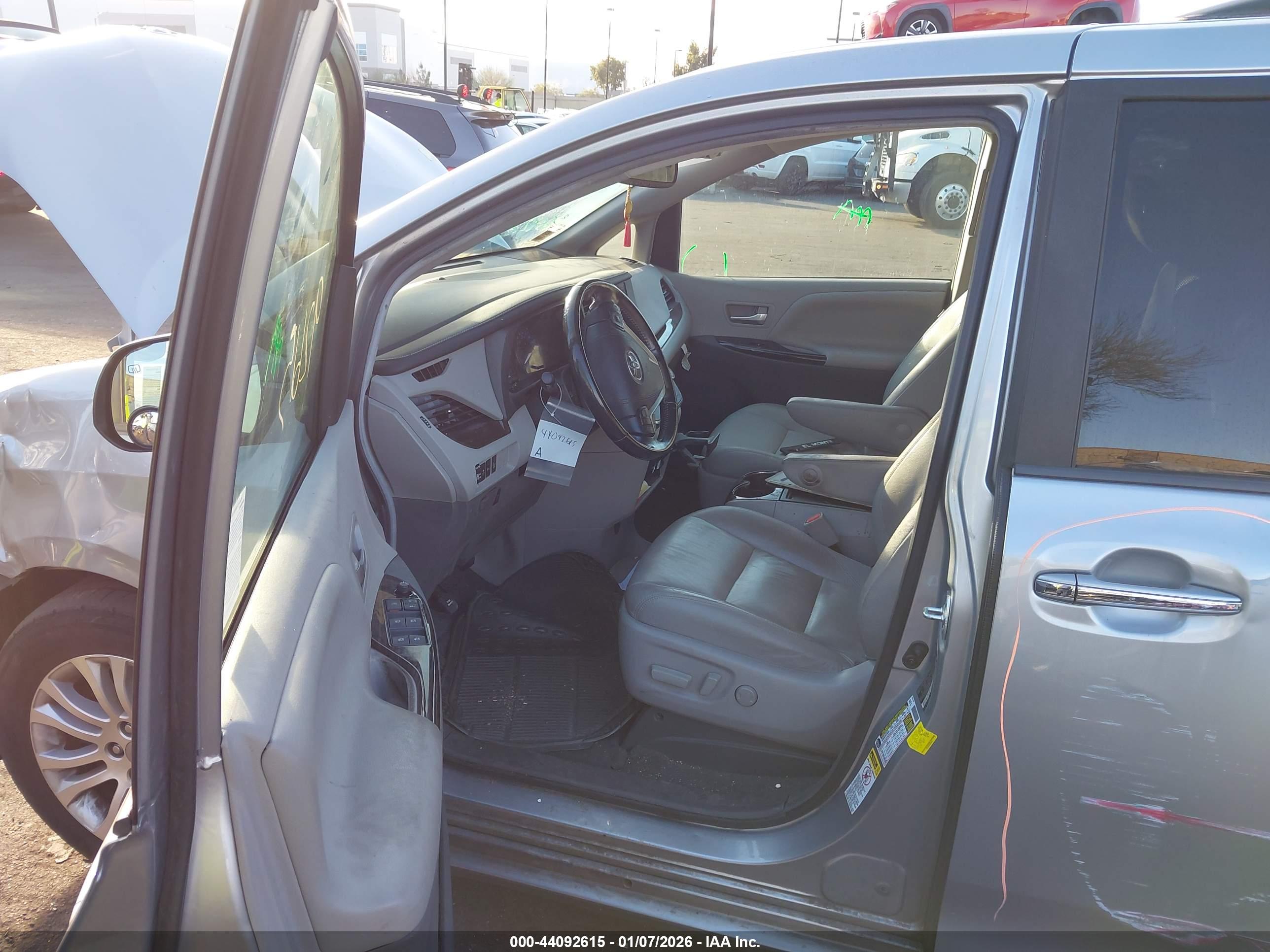 TOYOTA SIENNA image 5
