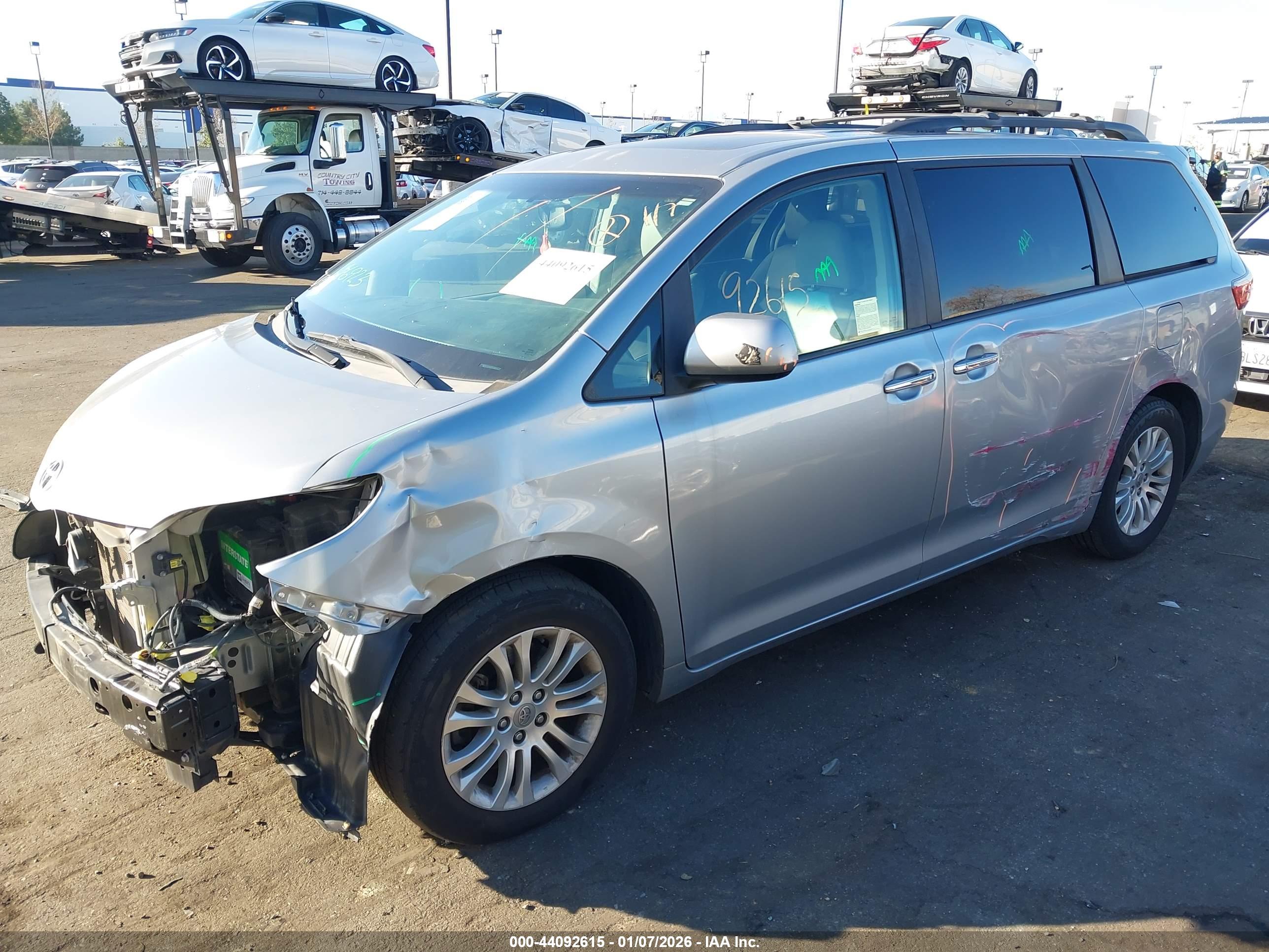 TOYOTA SIENNA image 6