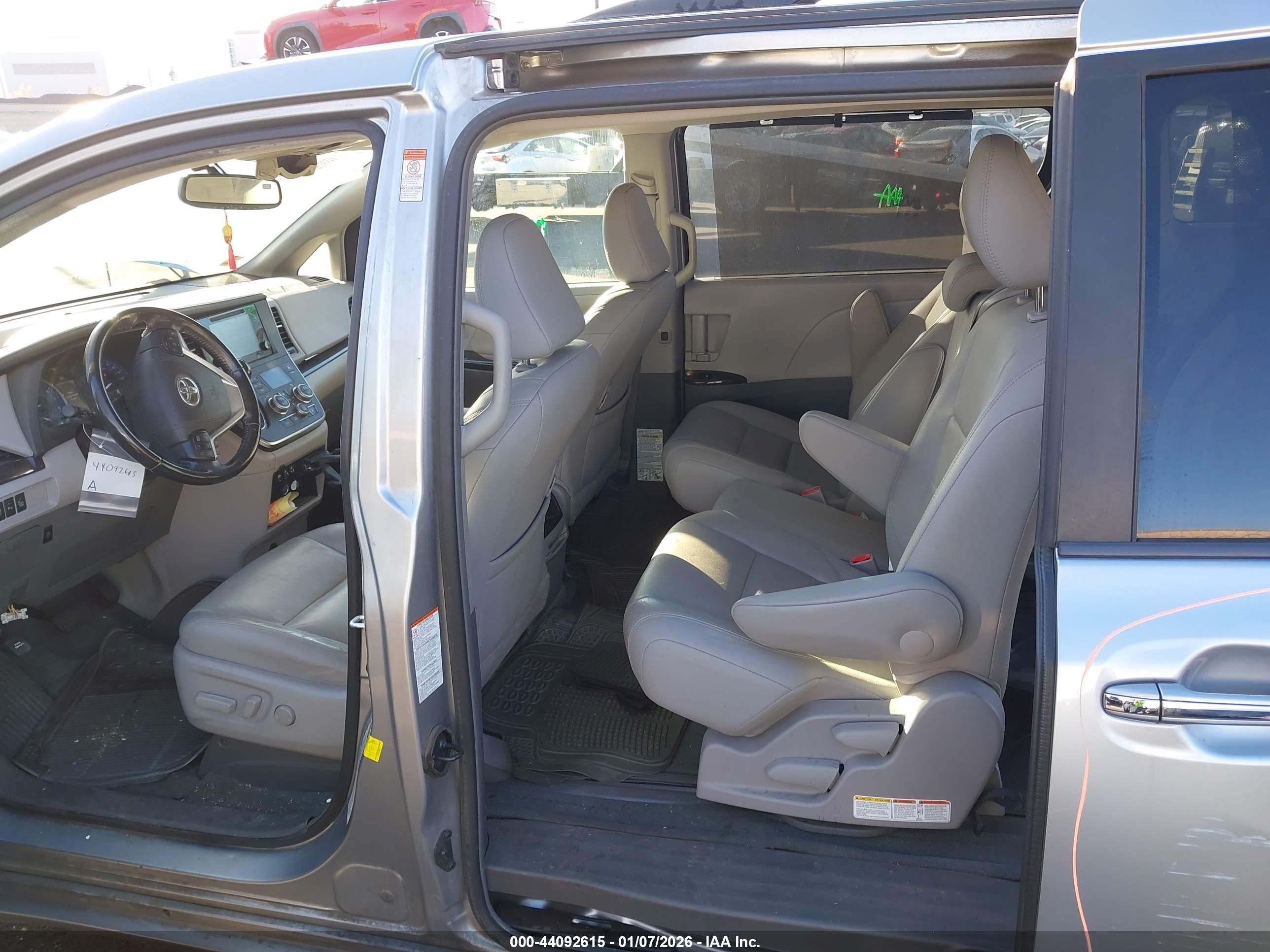 TOYOTA SIENNA image 8
