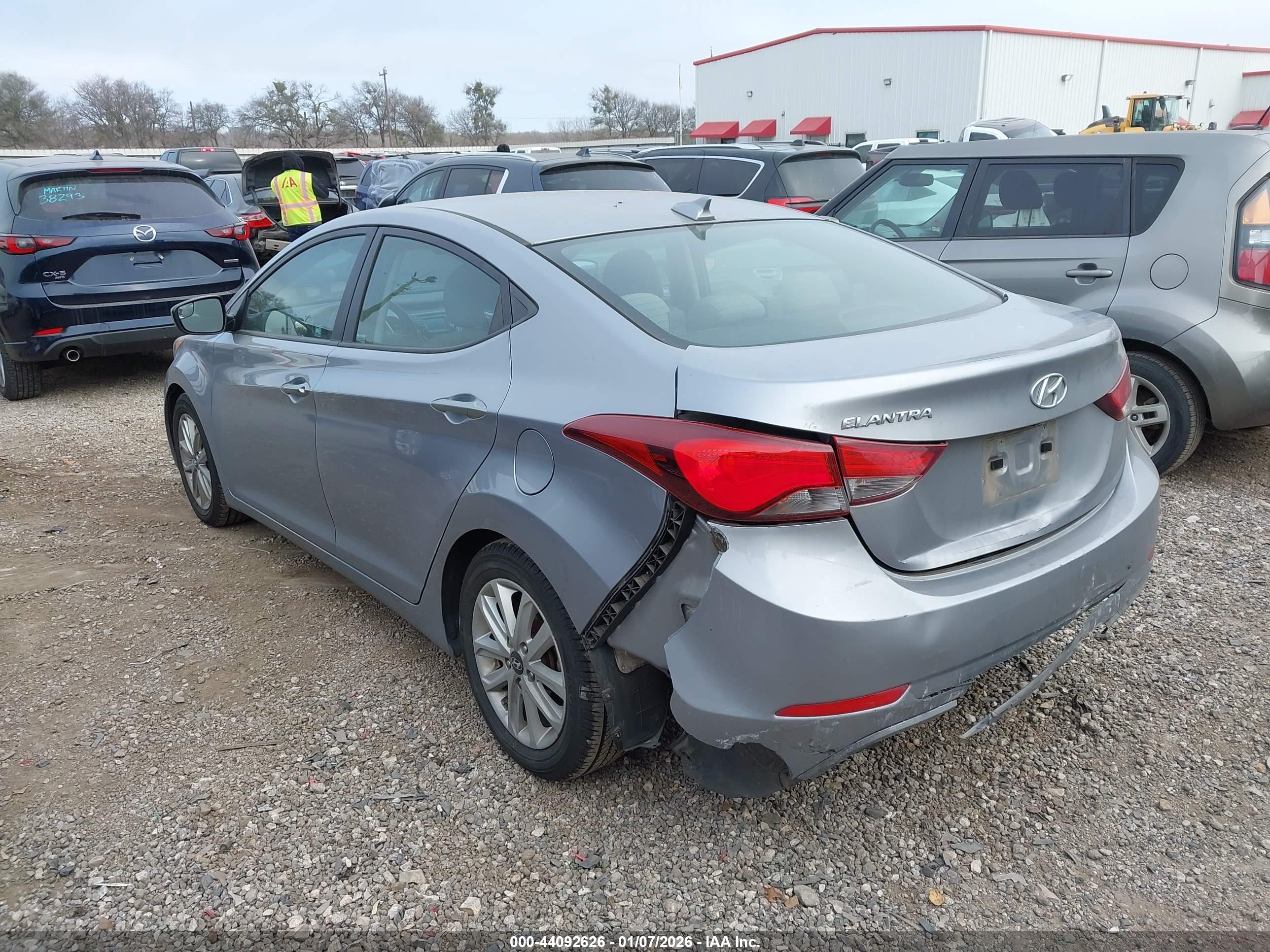 HYUNDAI ELANTRA image 3