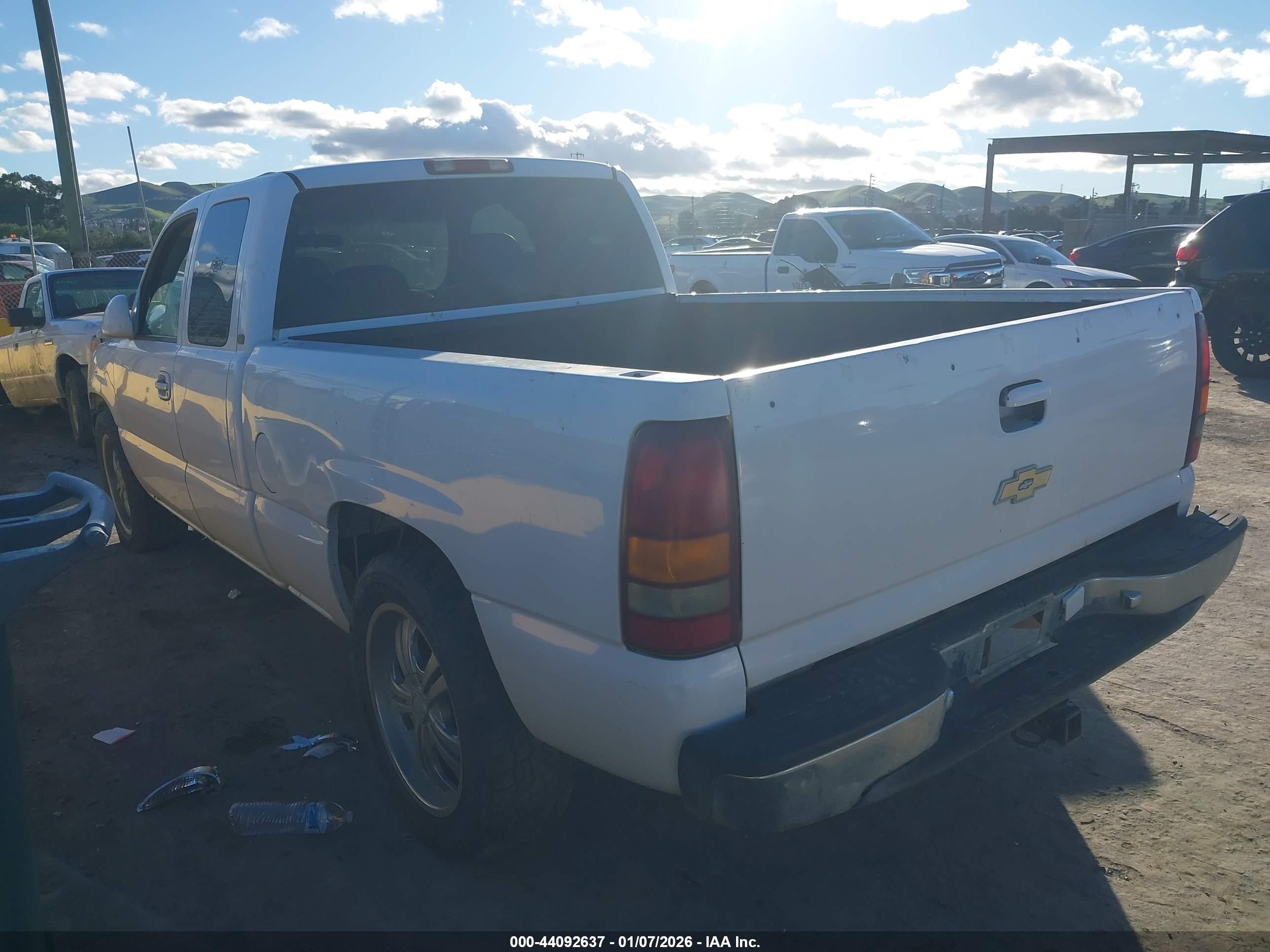 CHEVROLET SILVERADO image 3