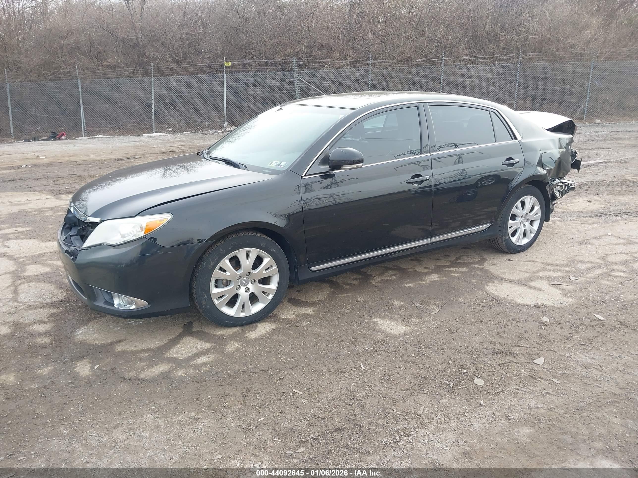 TOYOTA AVALON image 2