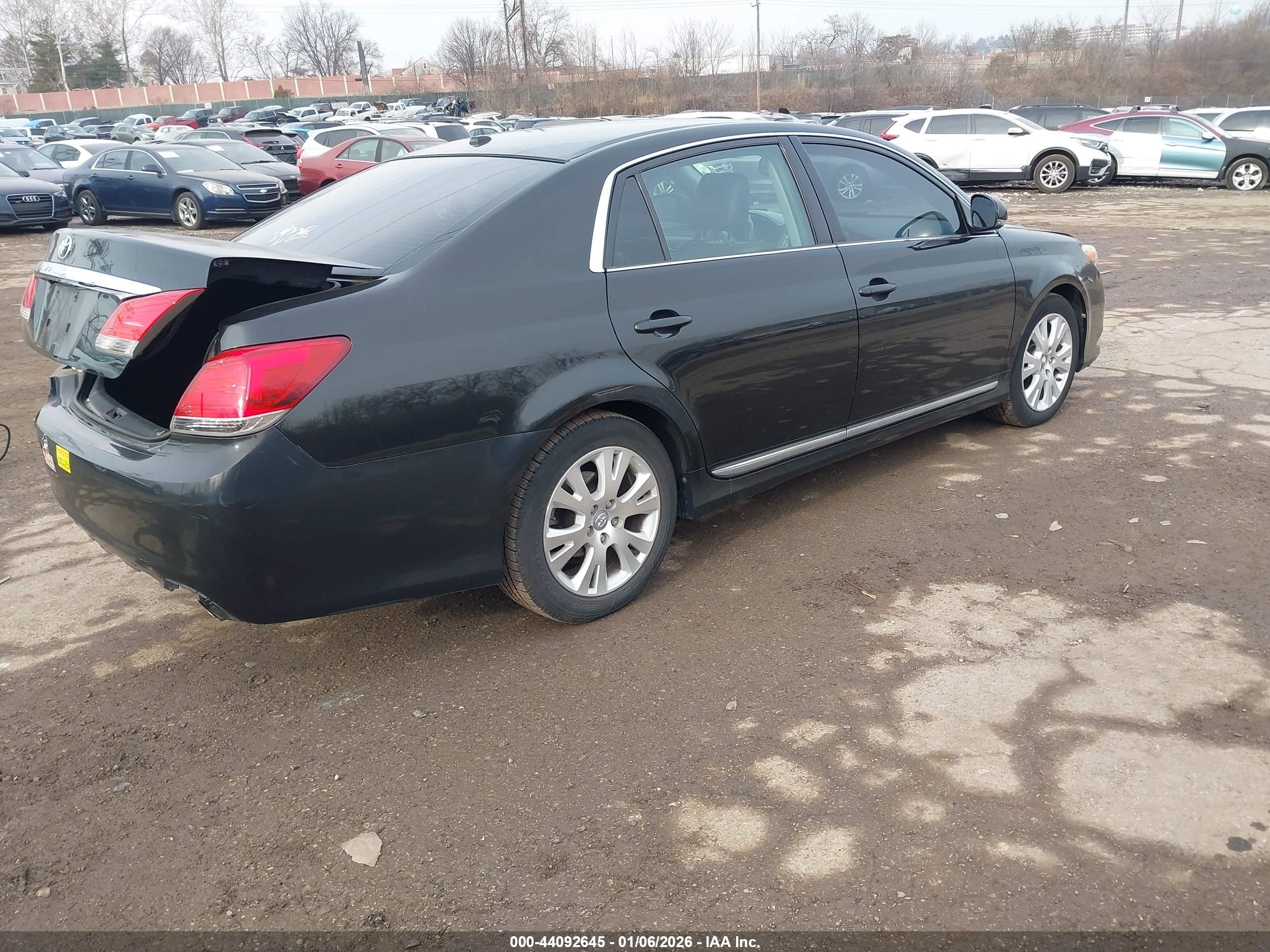 TOYOTA AVALON image 4