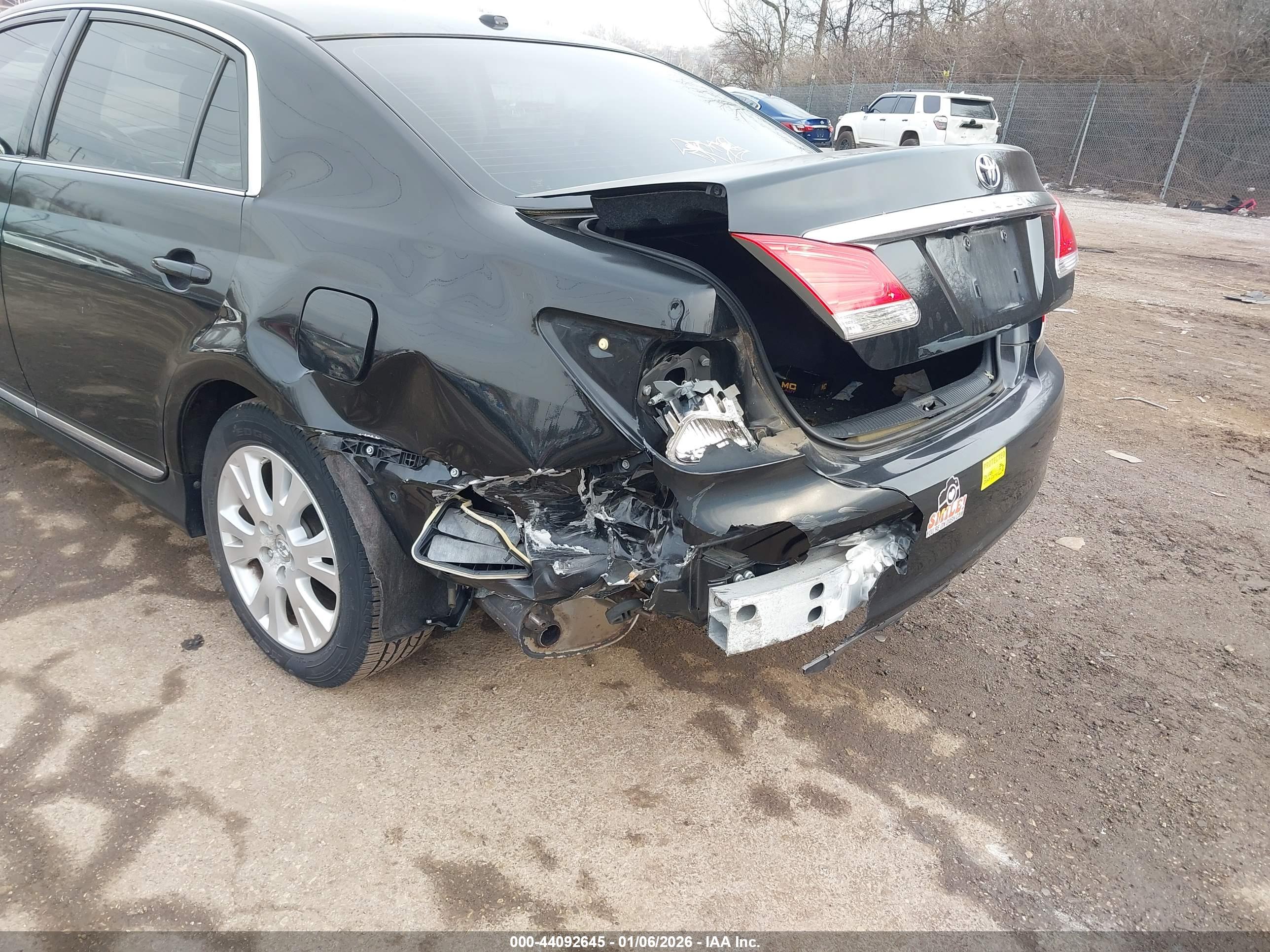 TOYOTA AVALON image 6