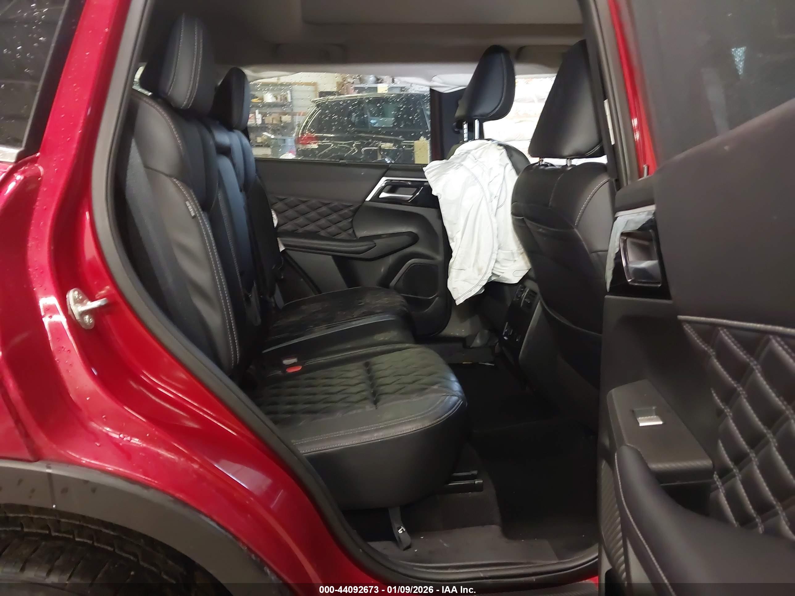 MITSUBISHI OUTLANDER image 8