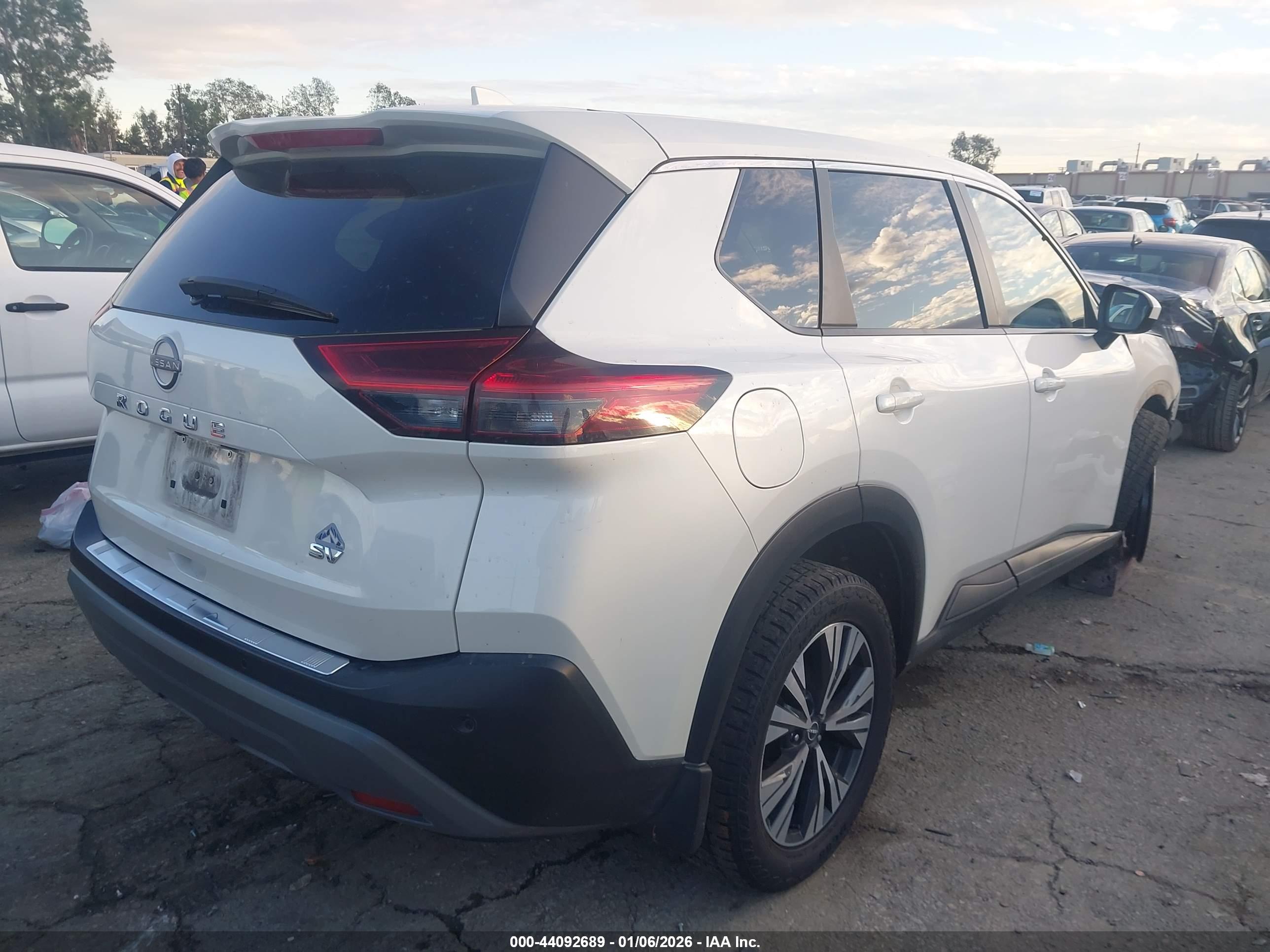 NISSAN ROGUE image 4
