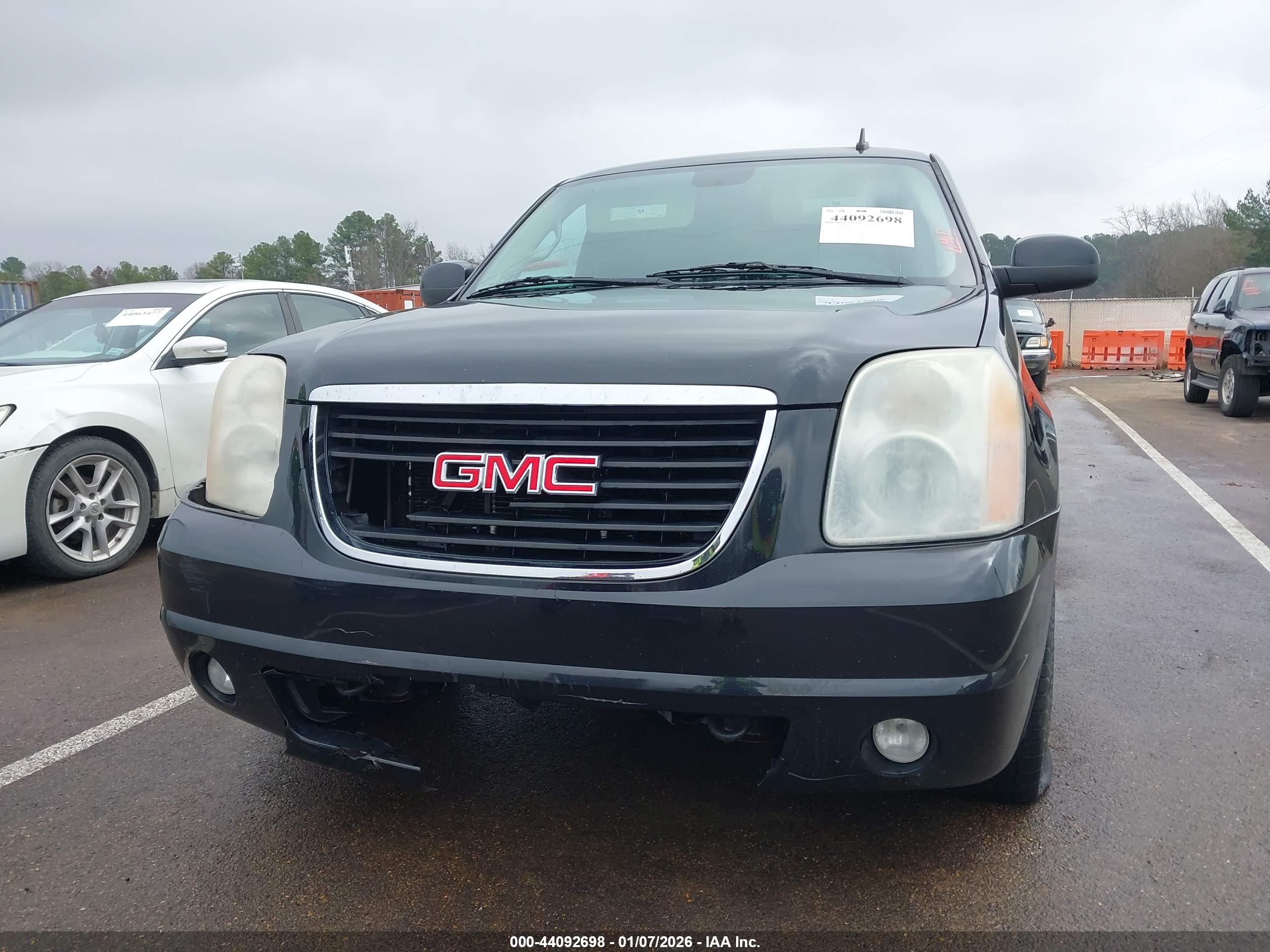 GMC YUKON image 6