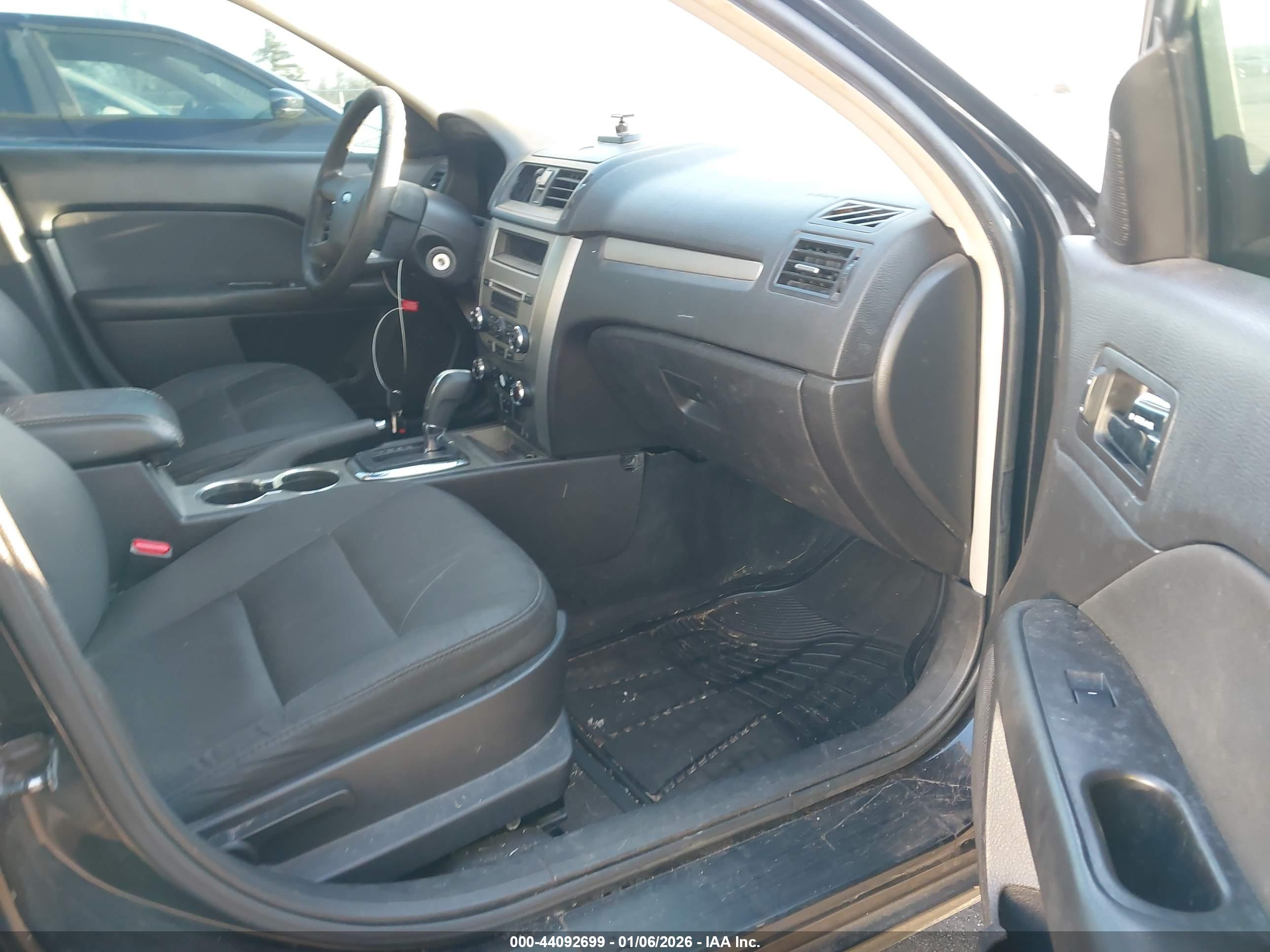 FORD FUSION image 5