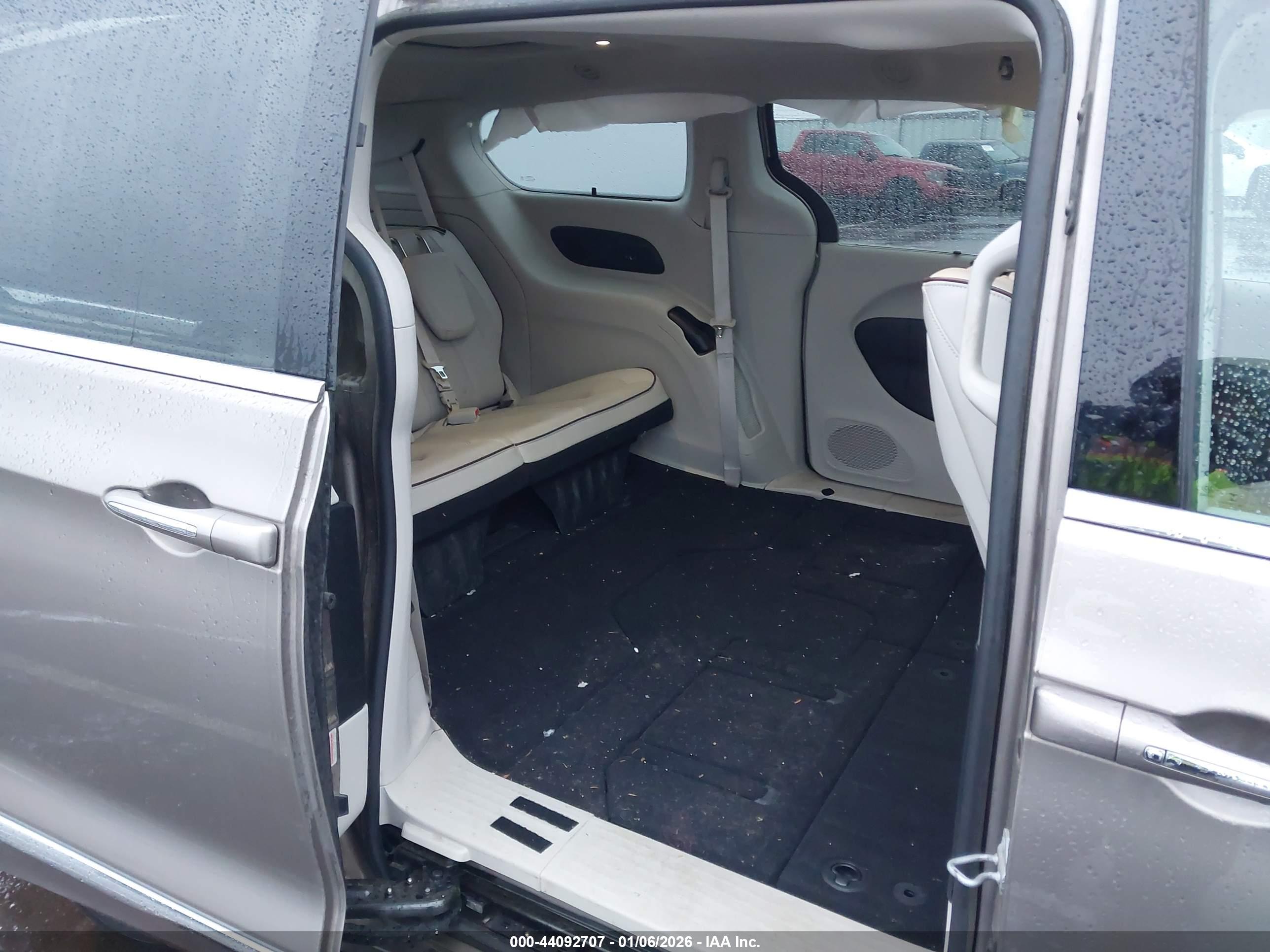 CHRYSLER PACIFICA image 8