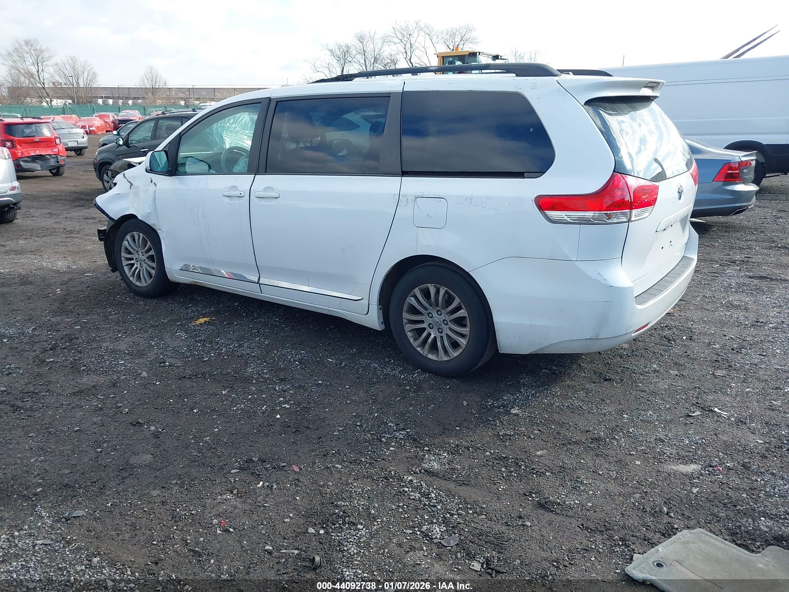 TOYOTA SIENNA image 3