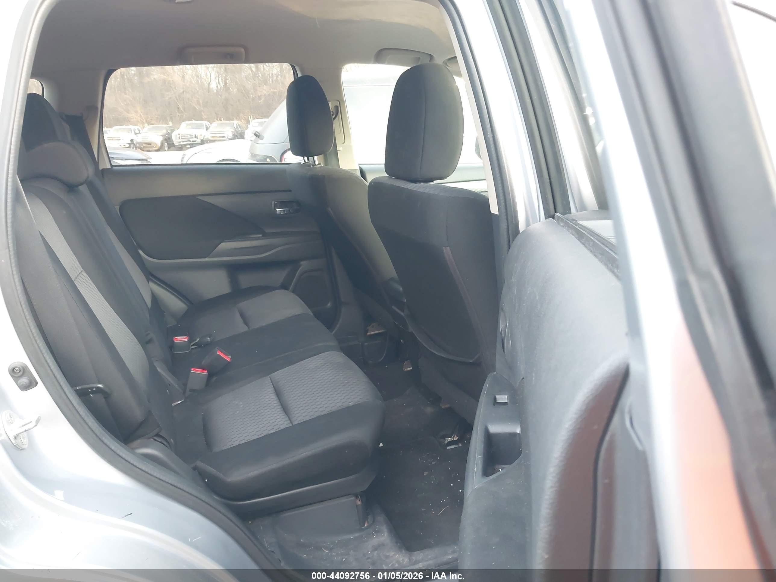 MITSUBISHI OUTLANDER image 8