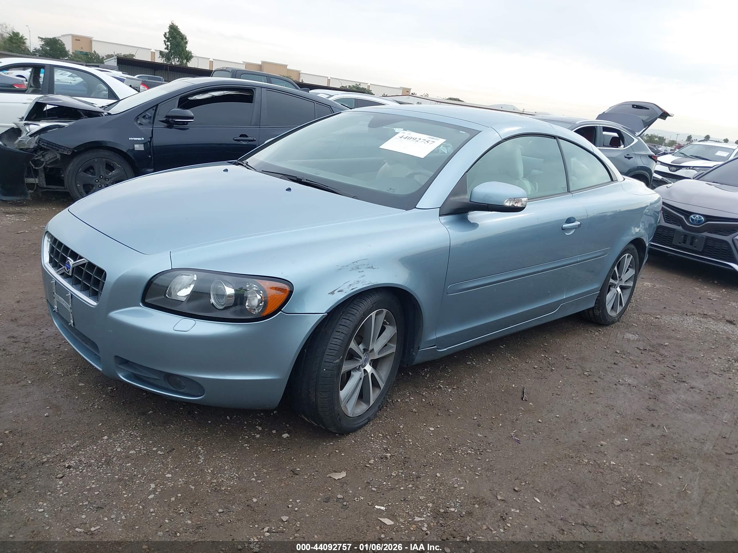 VOLVO C70 image 2